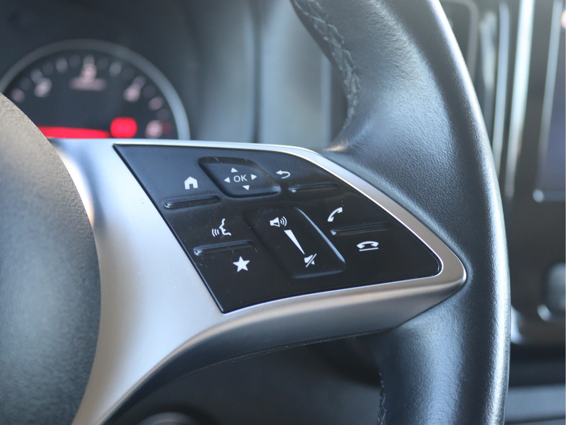 Mercedes-Benz-Vito-image-7