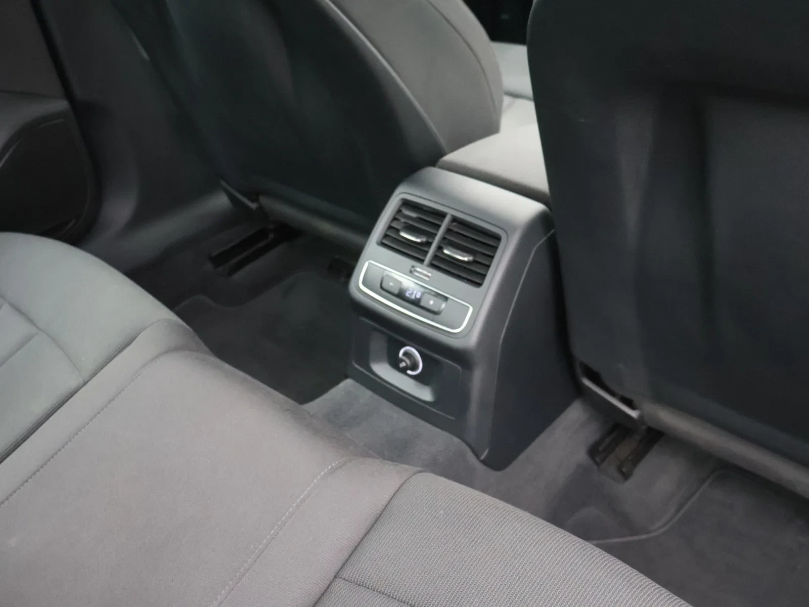 Audi A4 Sedan 35TFSI Sport *VIRTUAL COCKPIT*CRUISE CONTROL*NAVI*BLTH*PDC*DAB RADIO*...*