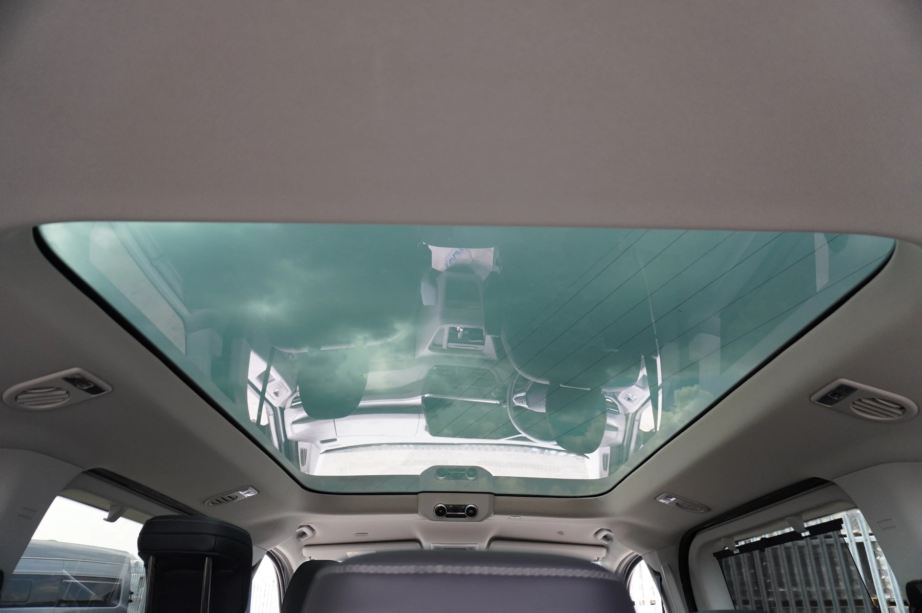Volkswagen-Transporter-image-13