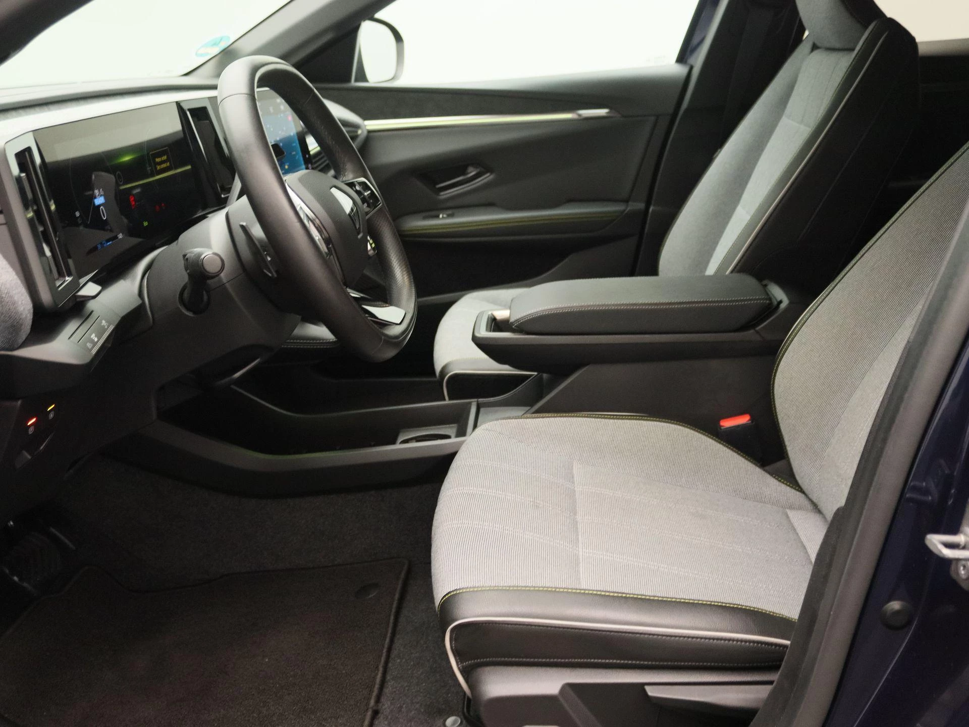 Renault-Megane E-Tech-image-10