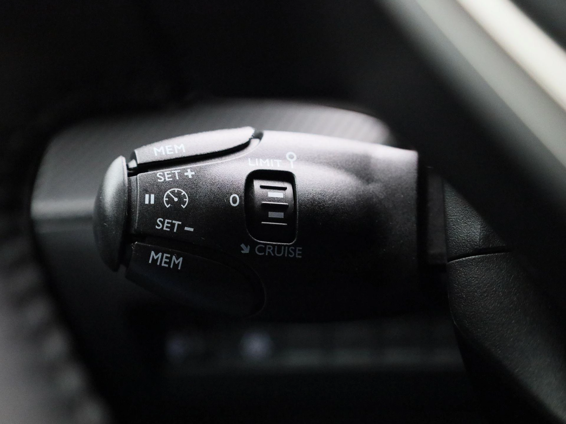 Peugeot e-2008 EV Active 50 kWh
