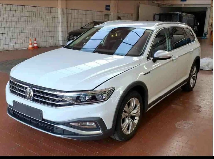 Volkswagen-Passat-image-0