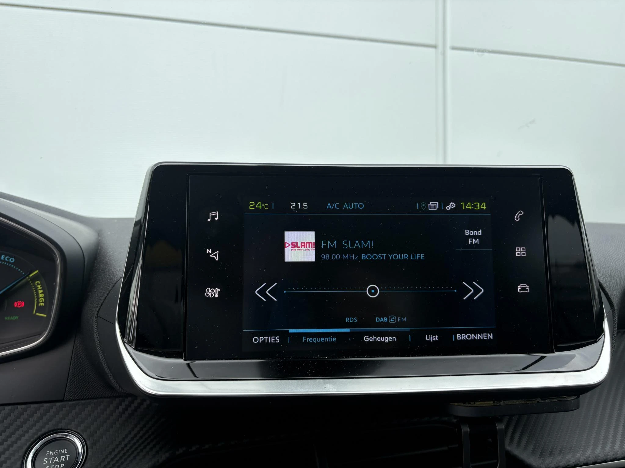 Peugeot-e-208-image-15