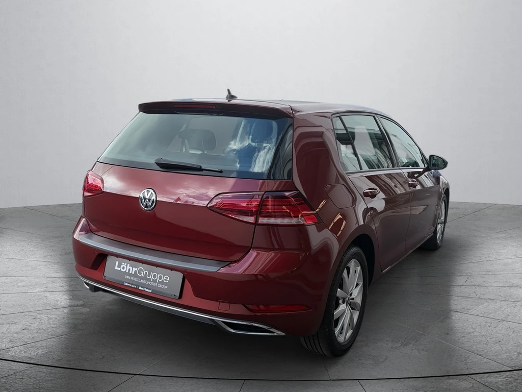 Volkswagen-Golf-image-4