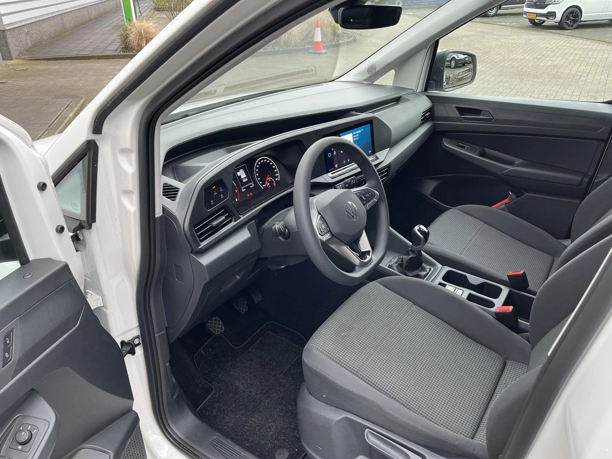 Volkswagen-Caddy-image-6