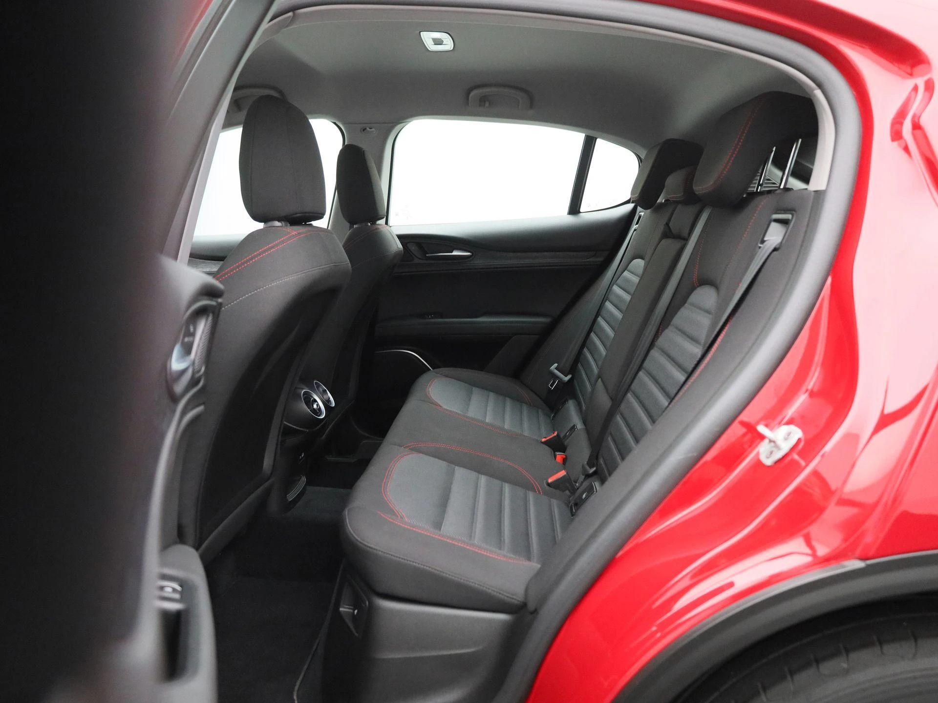 Alfa Romeo-Stelvio-image-11
