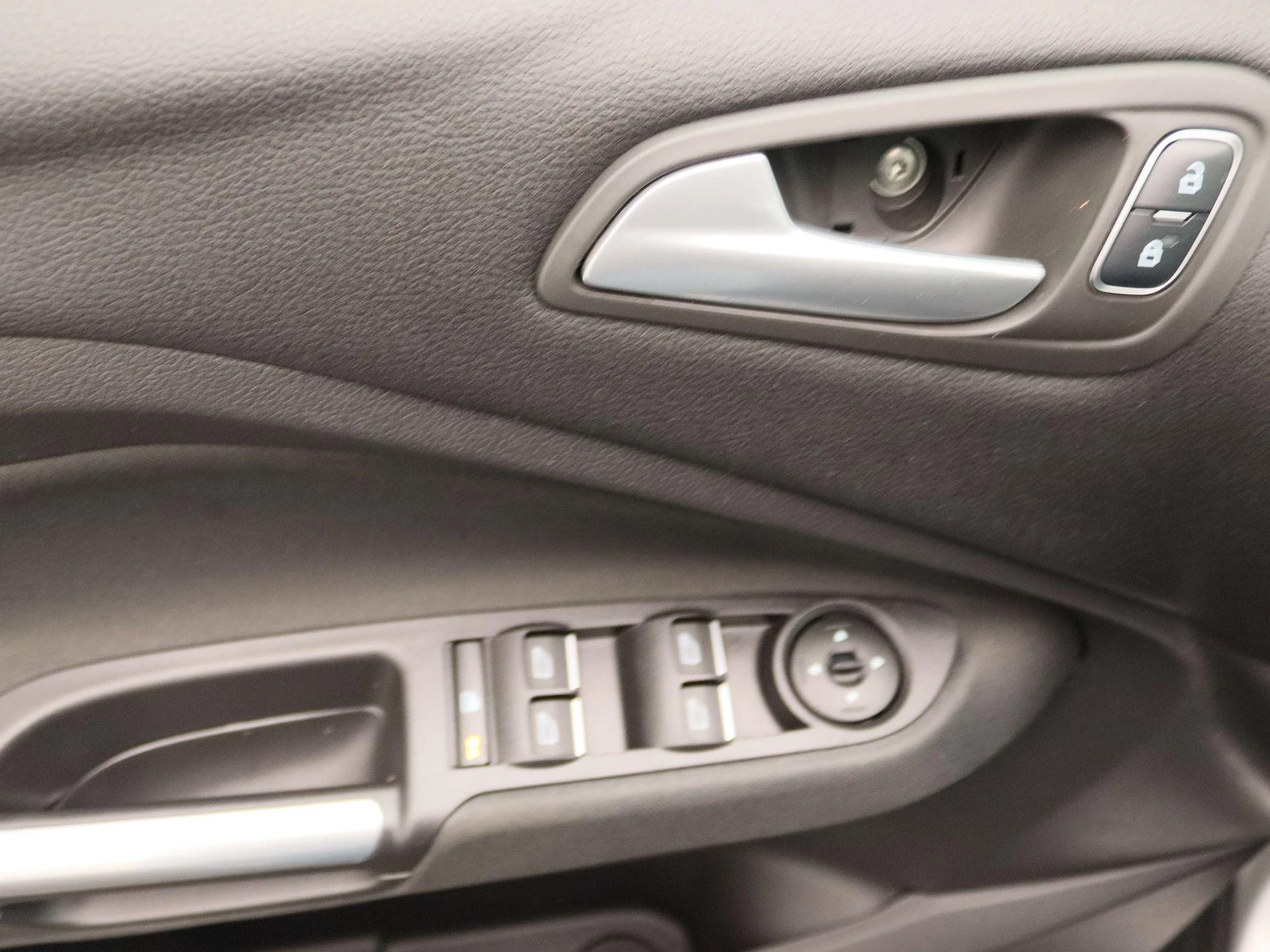 Ford-C-MAX-image-21