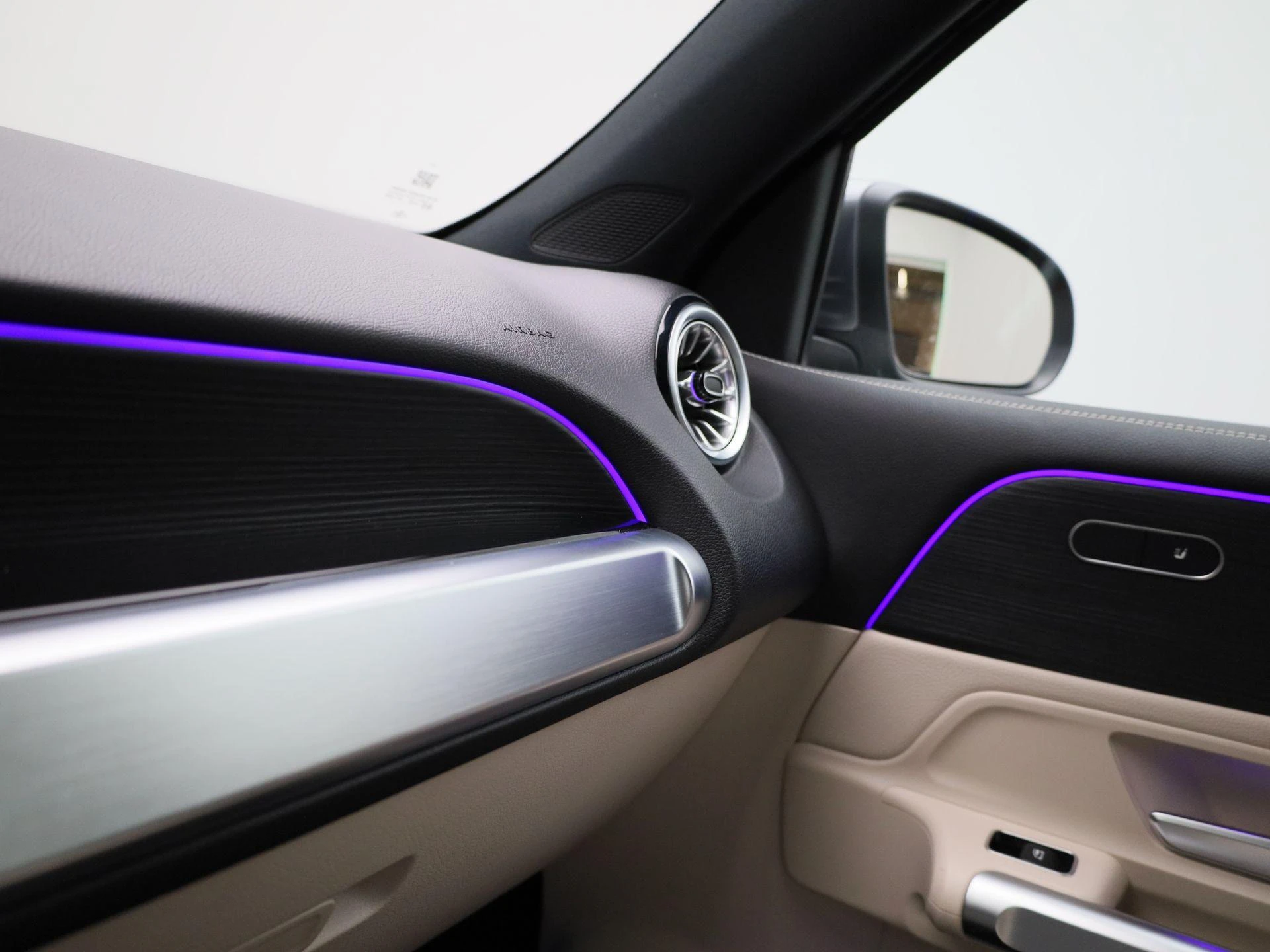 Mercedes-Benz-EQB-image-32