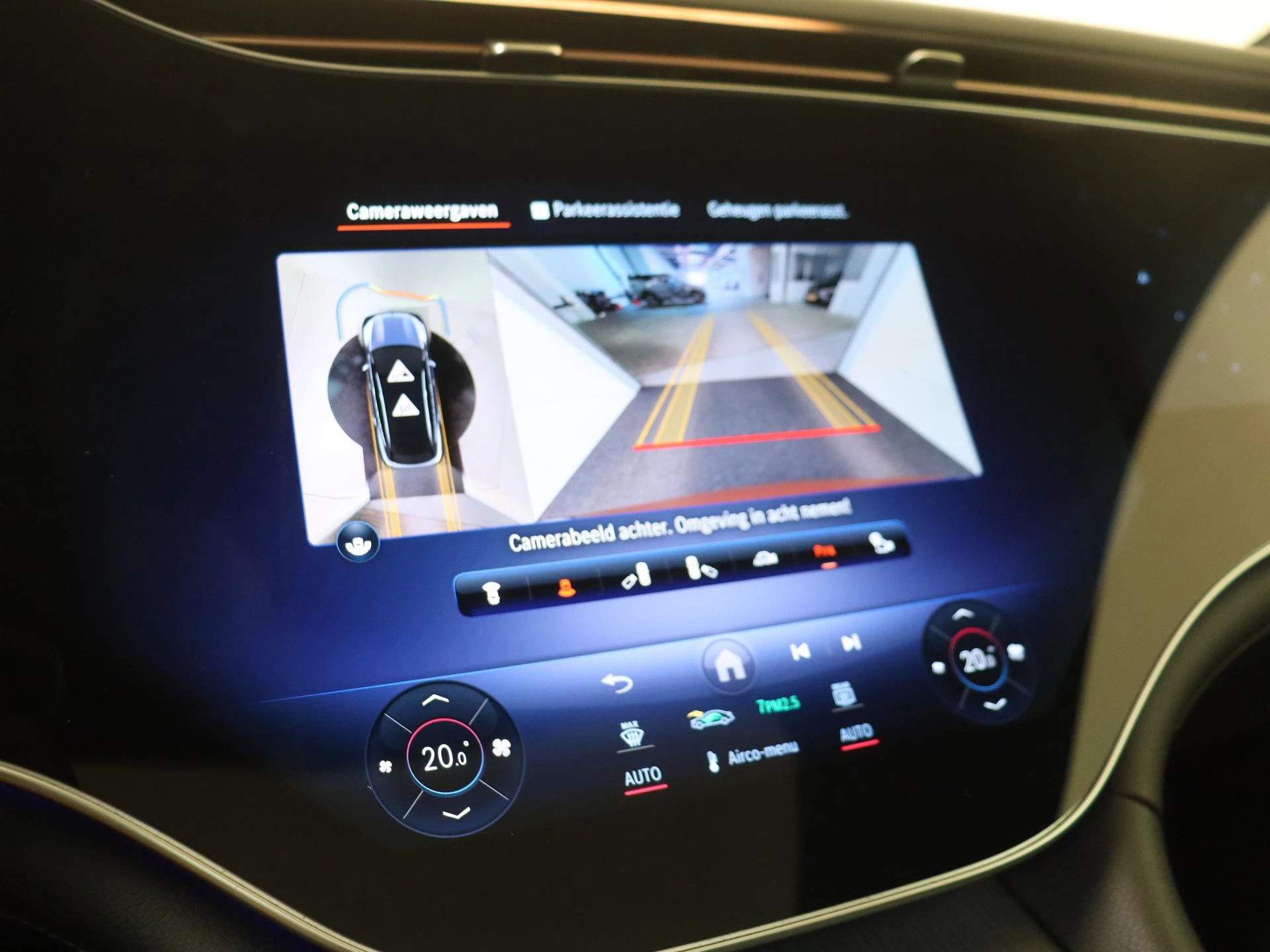 Mercedes-Benz-EQS-image-19