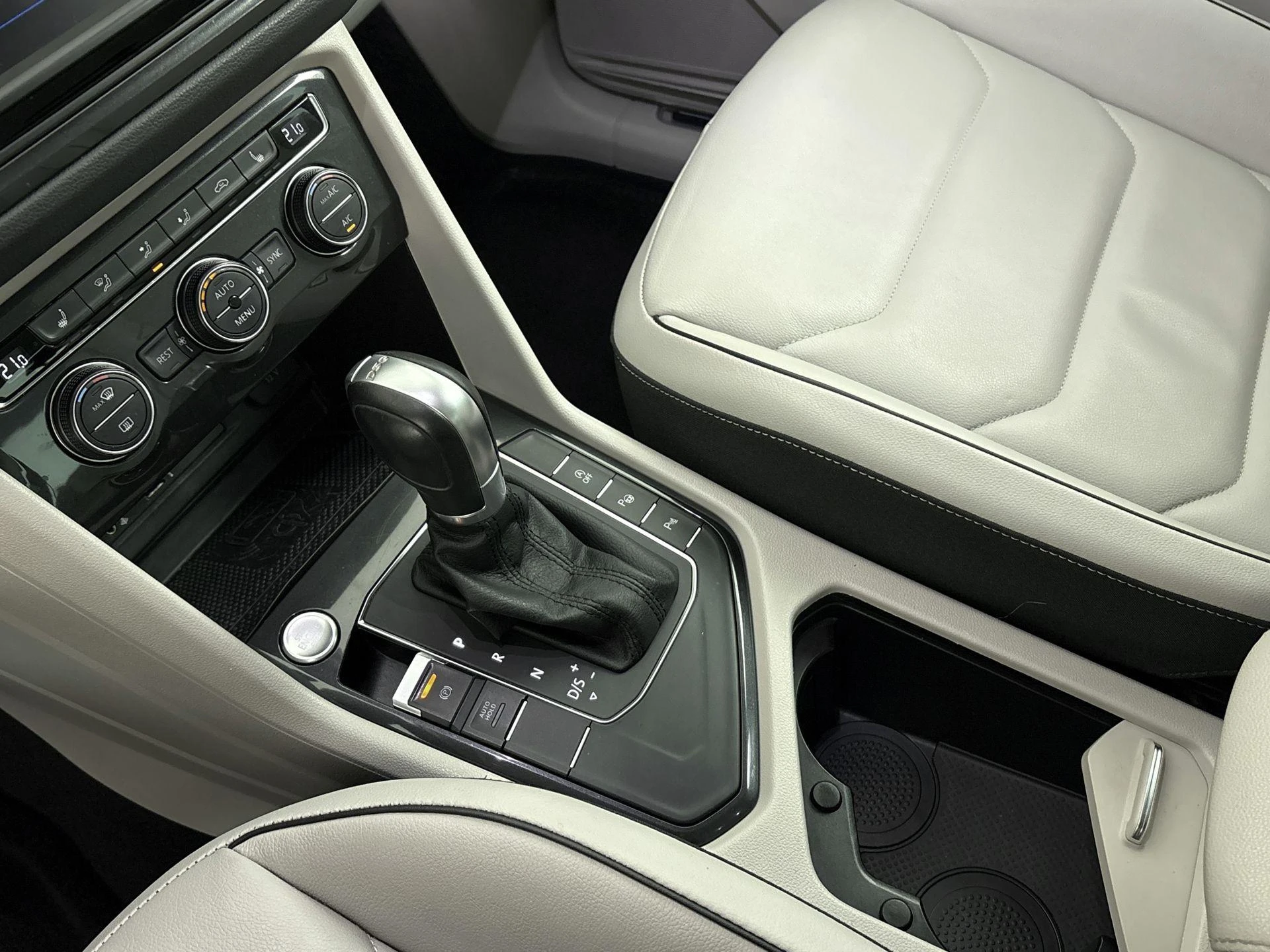 Volkswagen-Tiguan-image-13