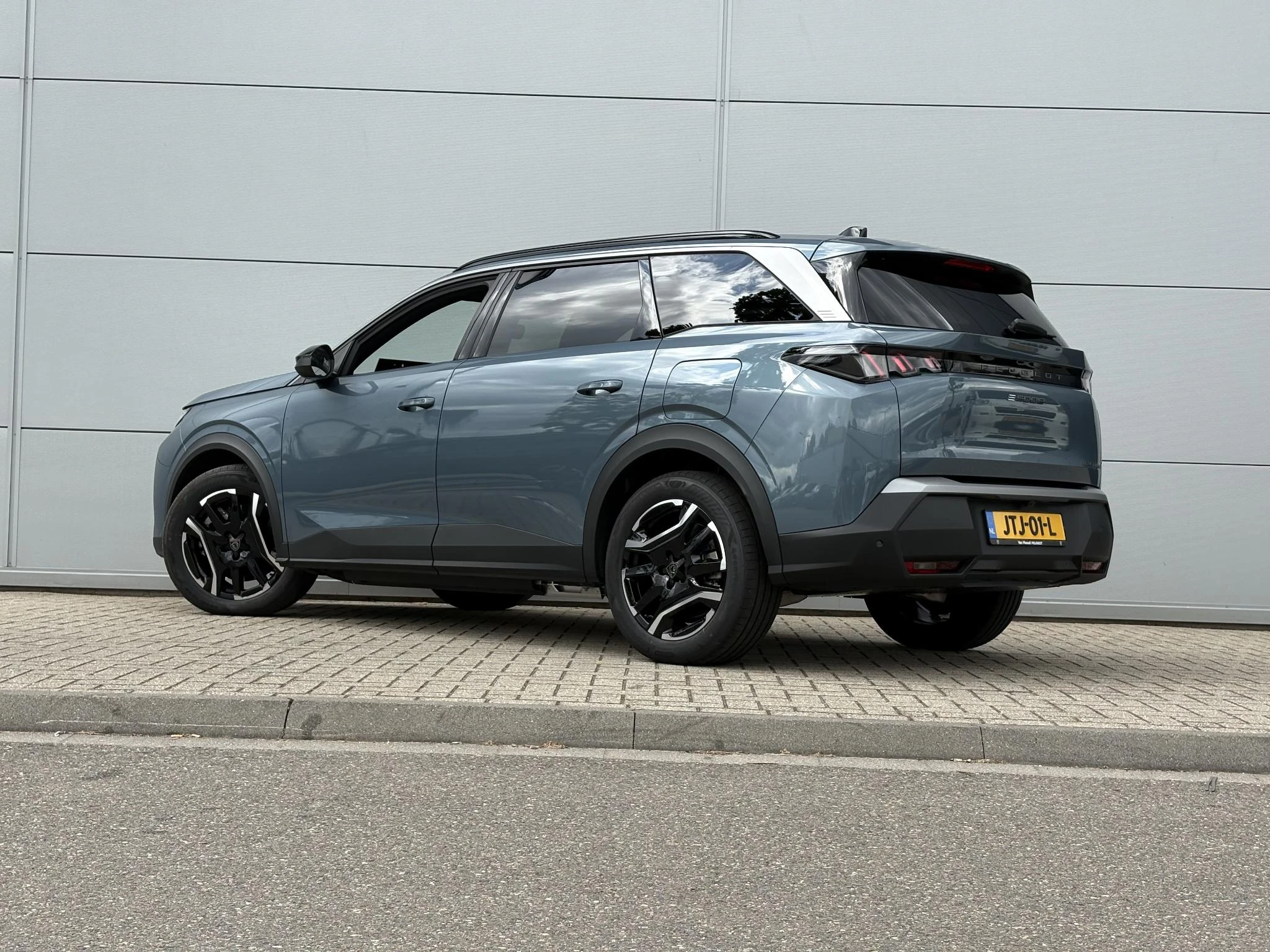 Peugeot-e-5008-image-3