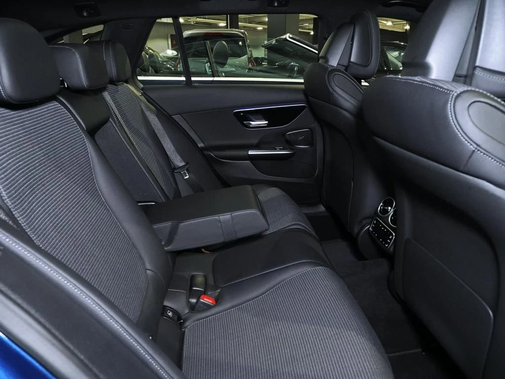 Mercedes-Benz-C-Klasse 300-image-14
