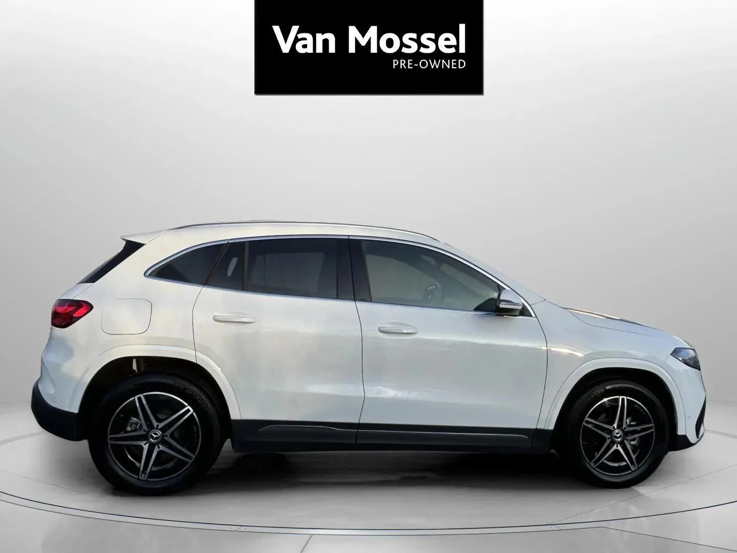 Mercedes-Benz-EQA-image-4