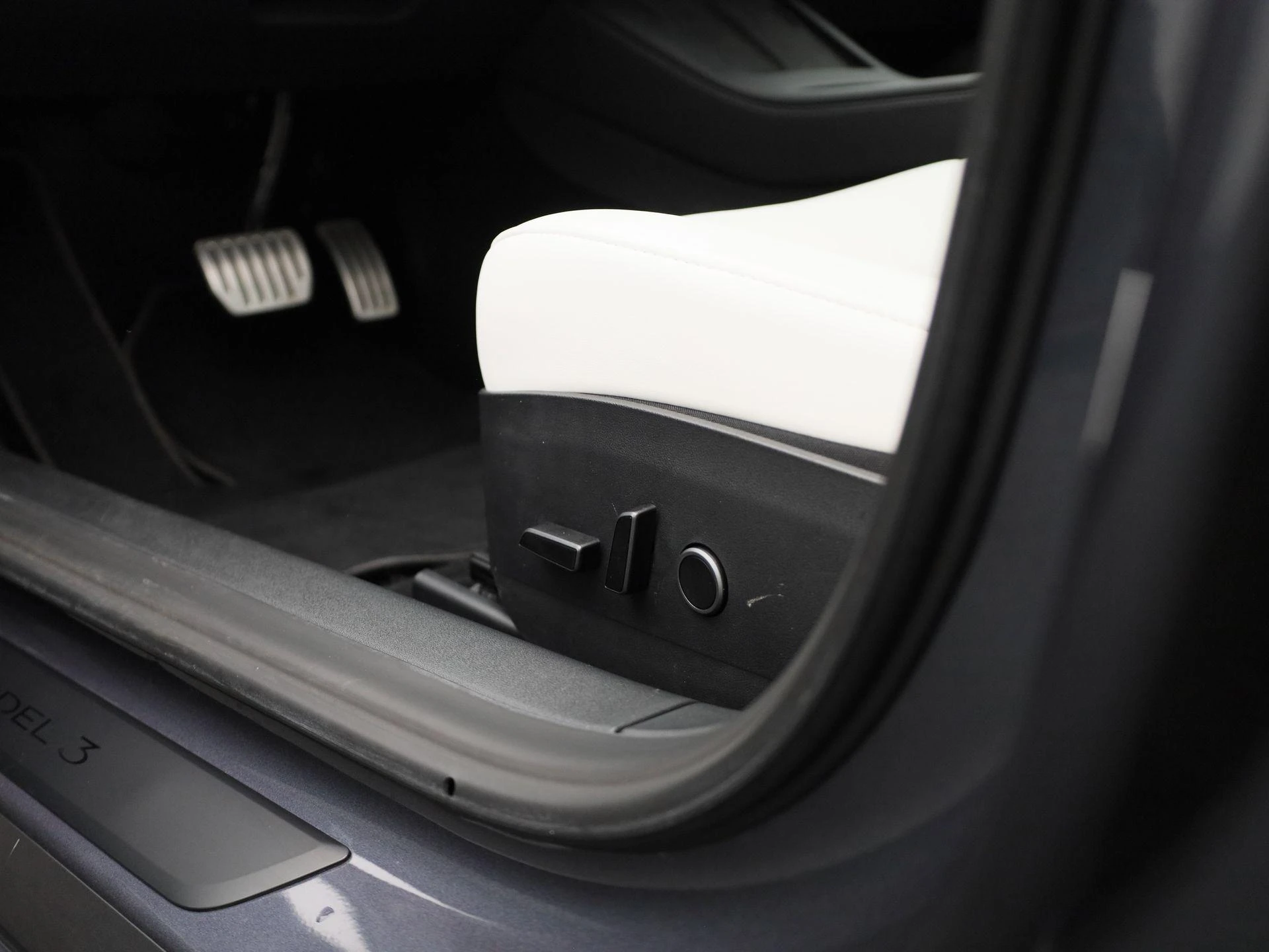 Tesla-Model 3-image-32