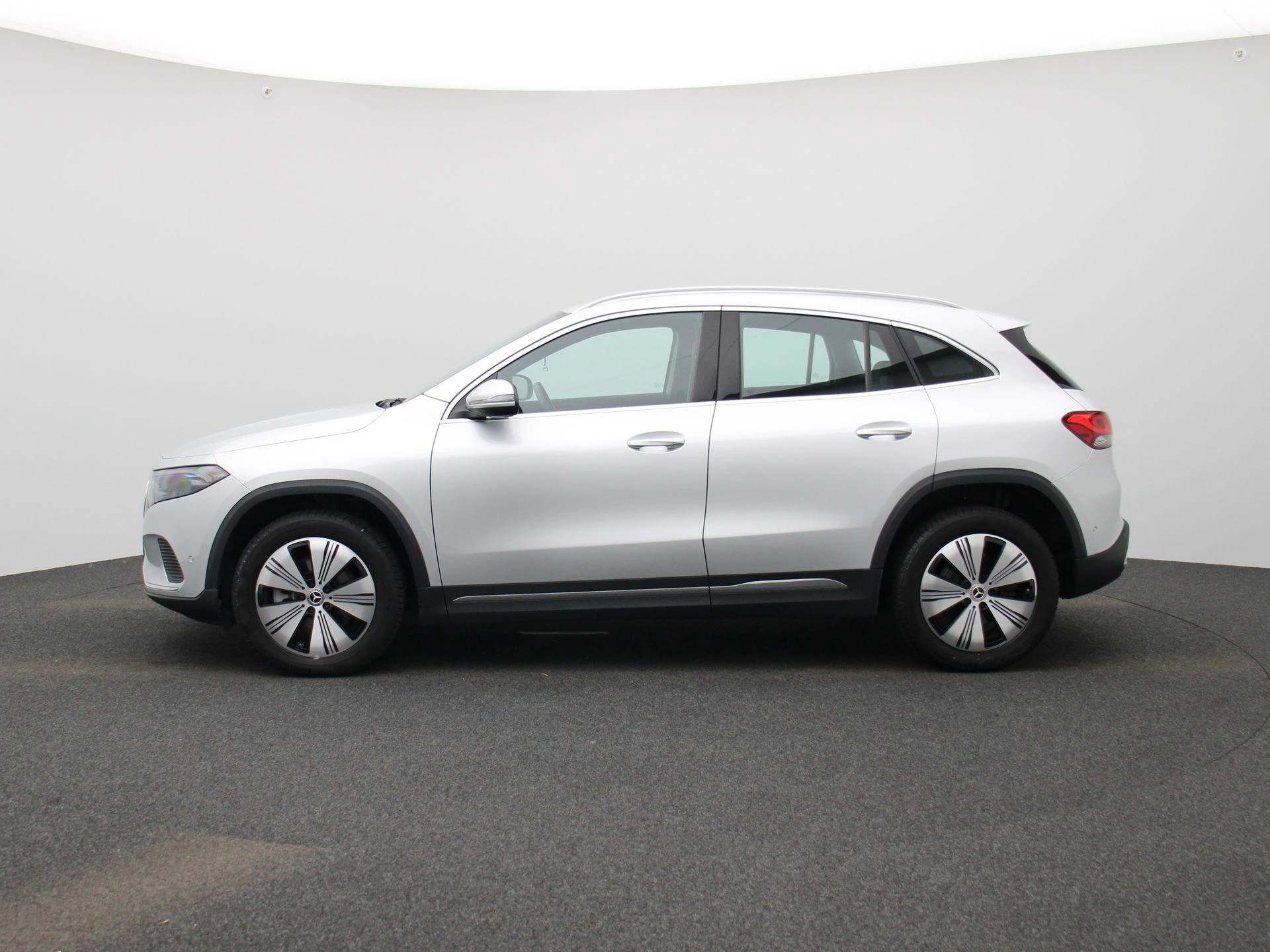 Mercedes-Benz-EQA-image-3