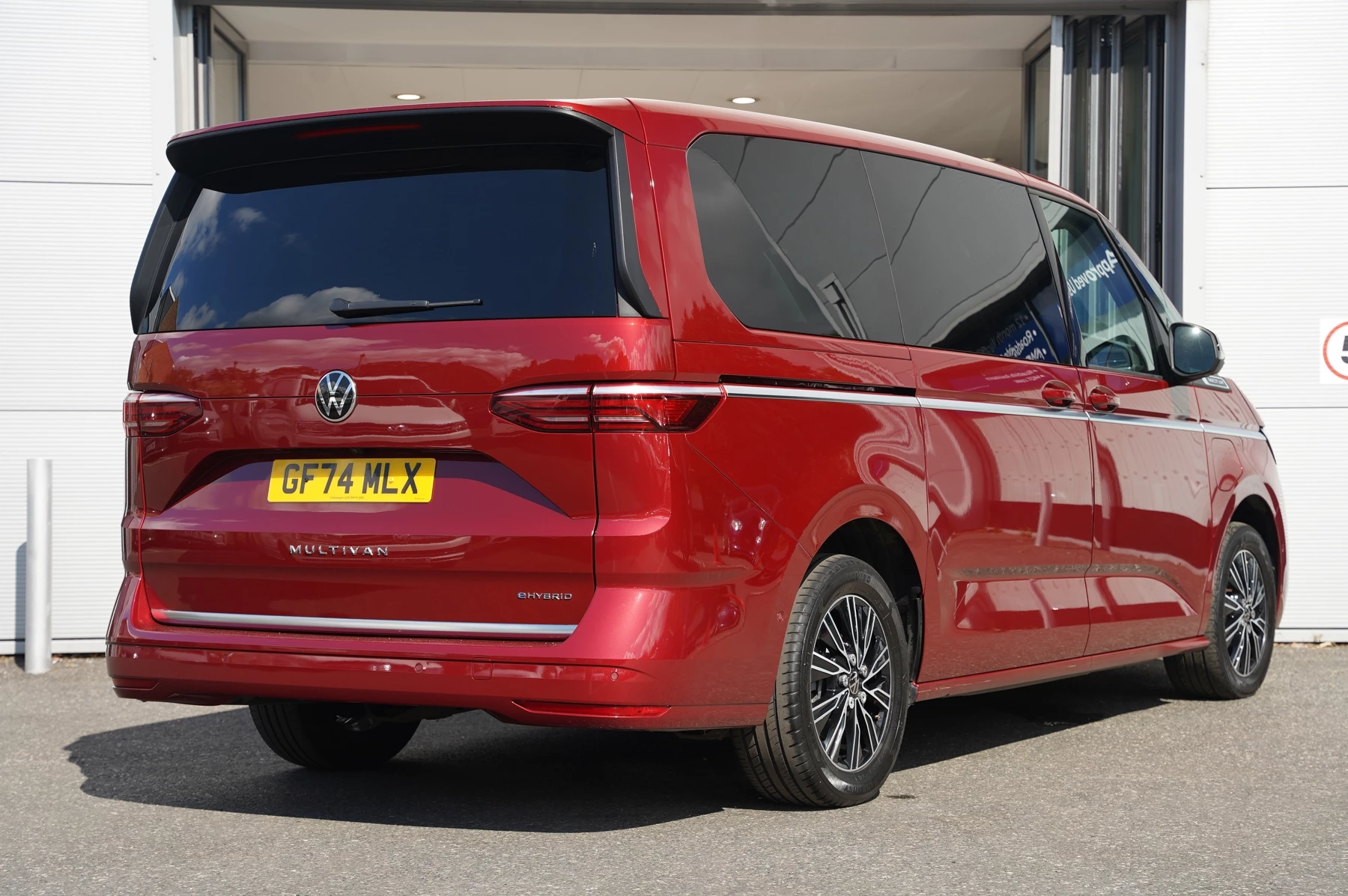 Volkswagen-Multivan-image-12