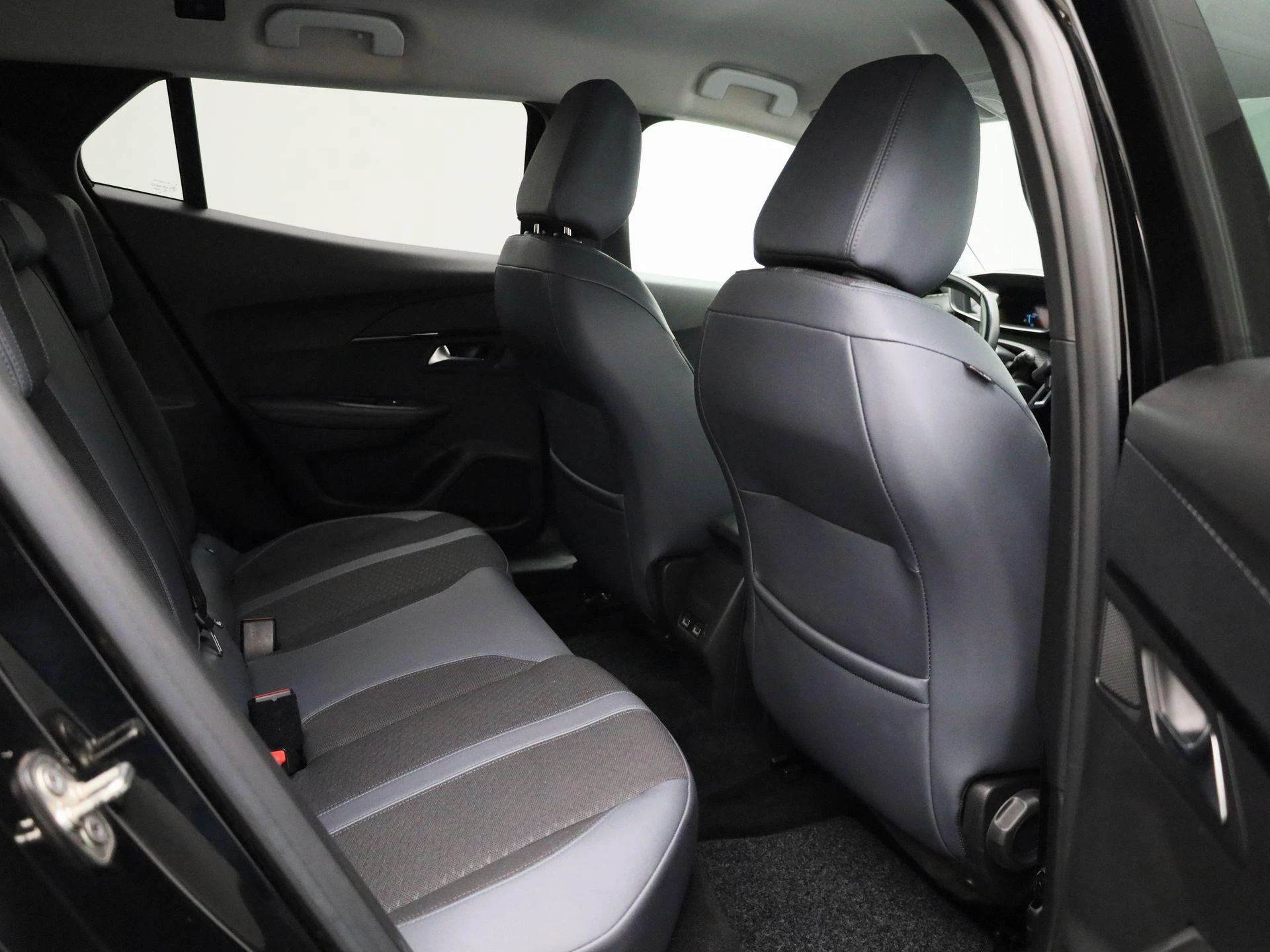 Peugeot-e-2008-image-38