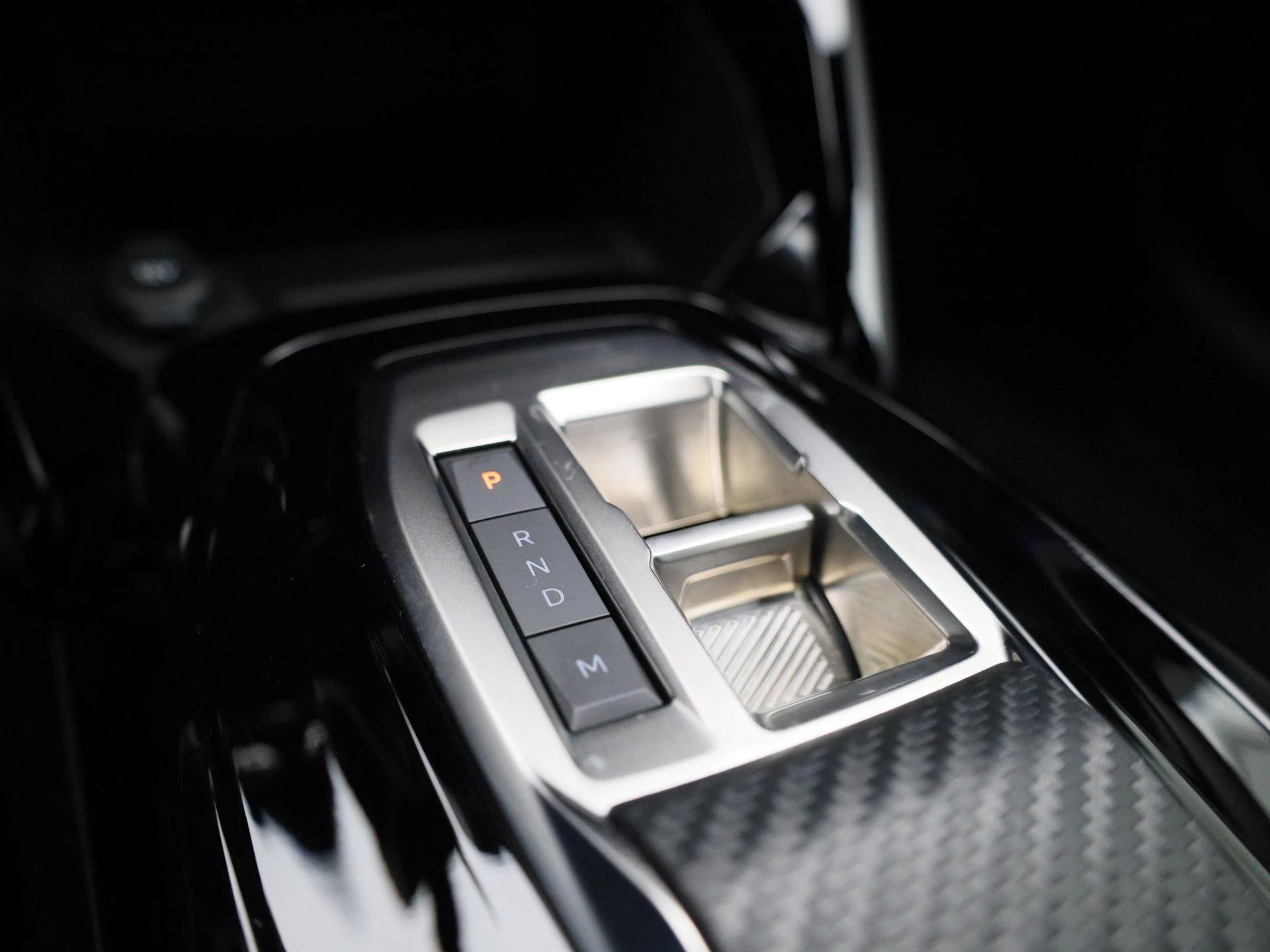 Peugeot 208 1.2 HYBRID 100 e-DSC6 GT