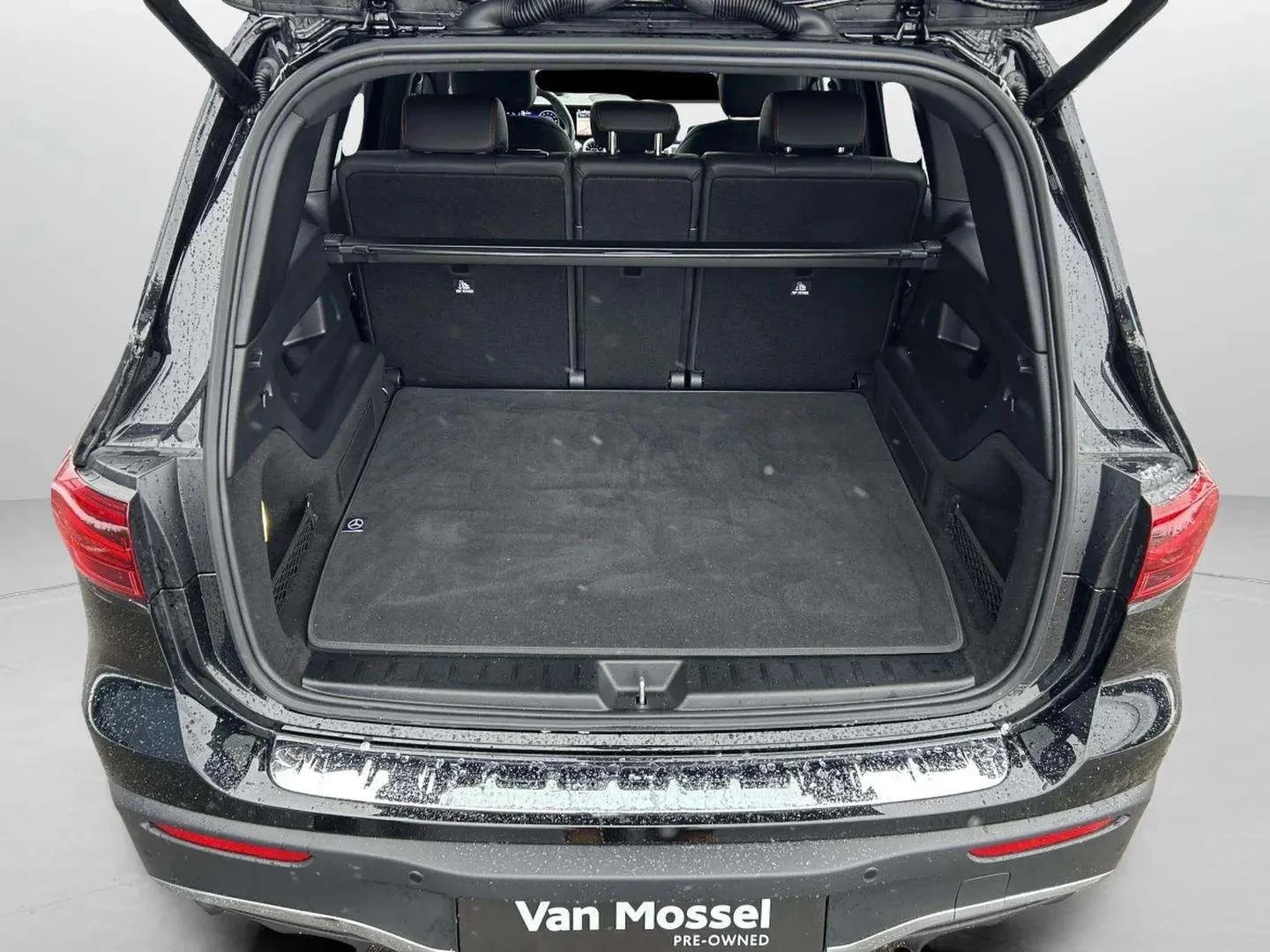 Mercedes-Benz-EQB-image-19