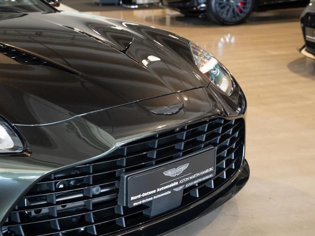 Aston Martin-Vanquish-image-17