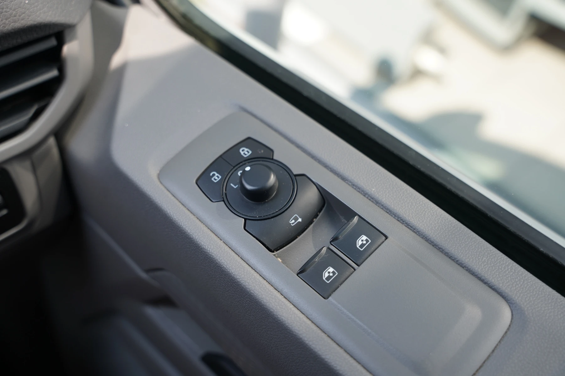 Volkswagen-Transporter-image-17