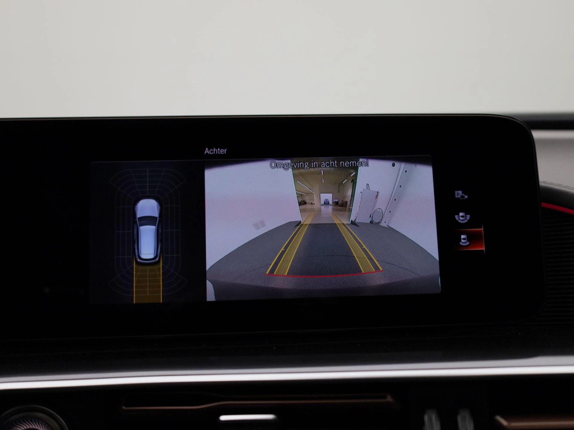 Mercedes-Benz-EQC-image-35