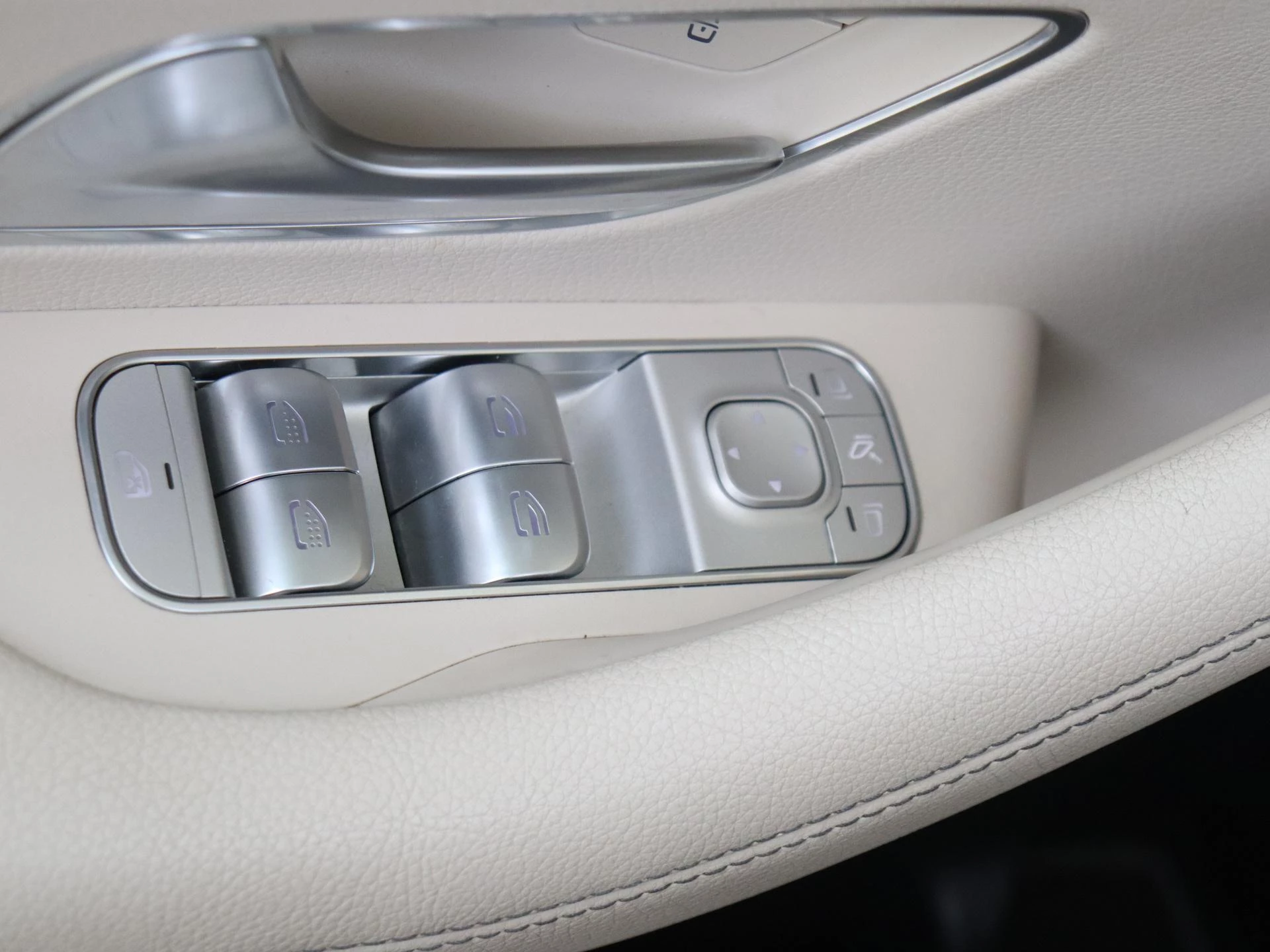 Mercedes-Benz-GLE-image-32