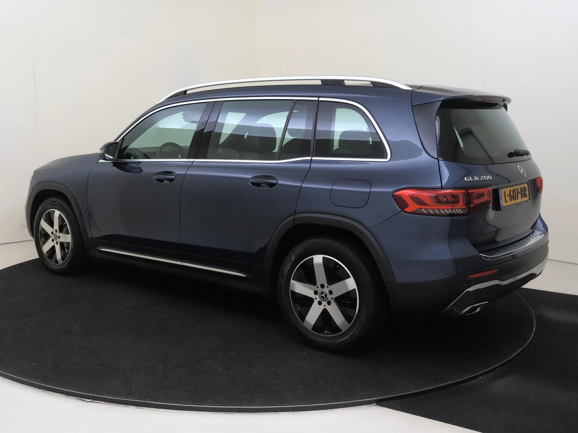 Mercedes-Benz-GLB-image-2