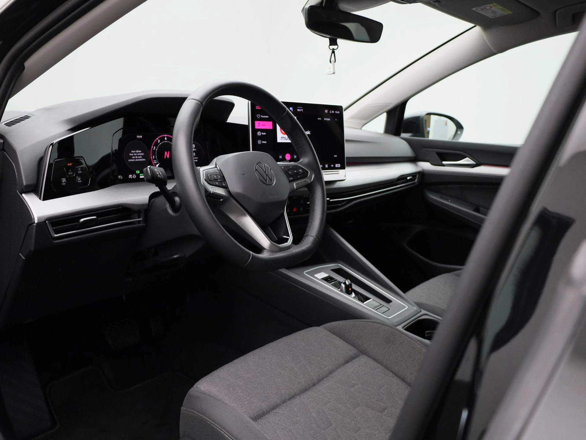 Volkswagen-Golf-image-31