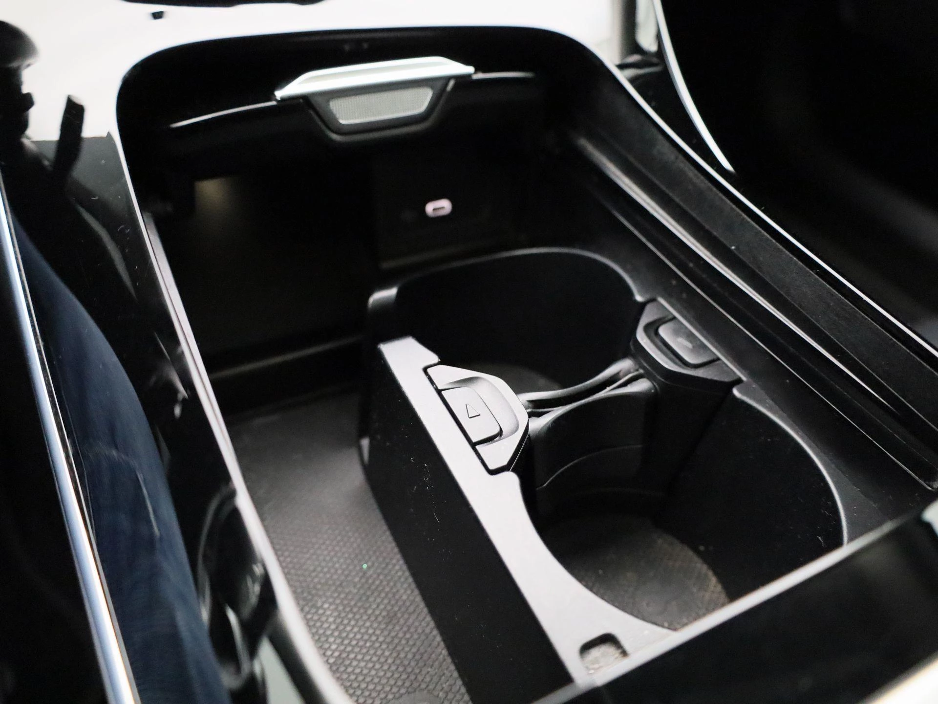 Mercedes-Benz-C-Klasse-image-24