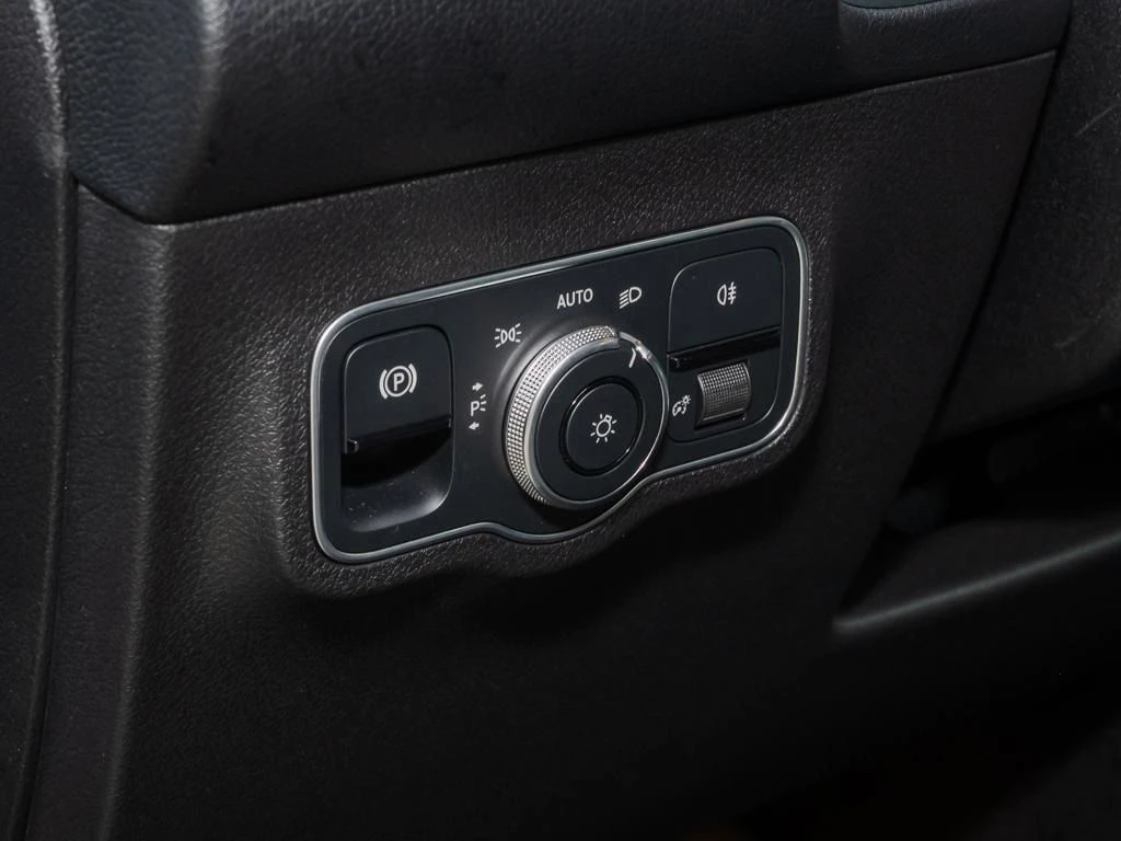 Mercedes-Benz-GLB 200 d-image-15