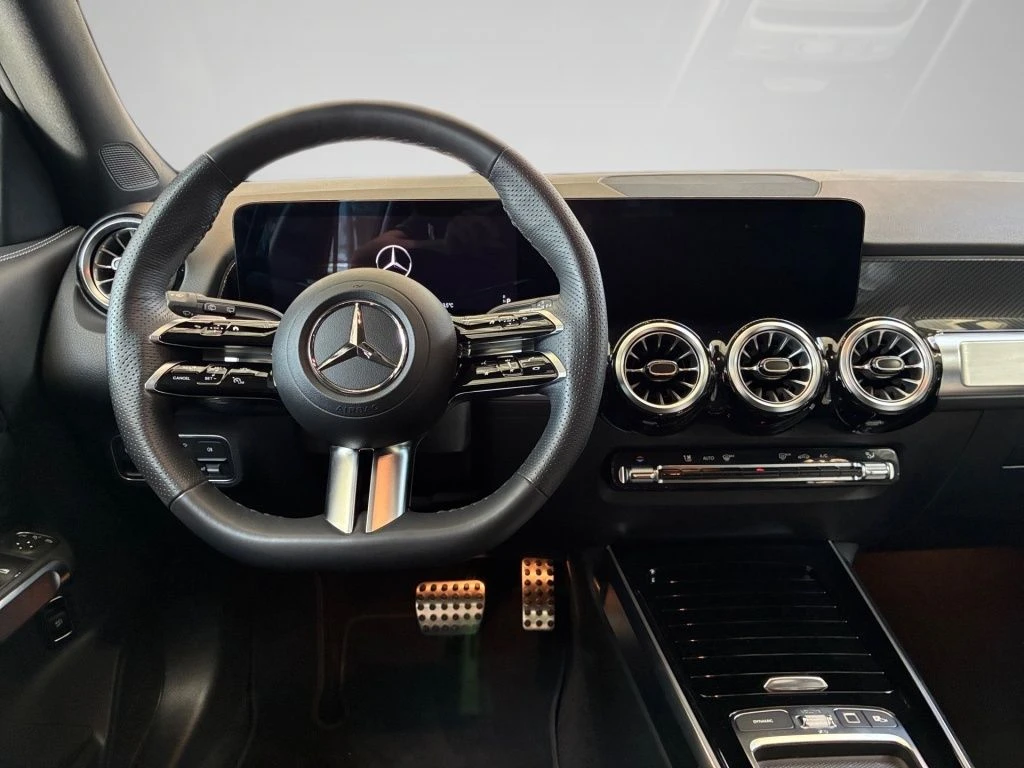 Mercedes-Benz-GLB 200-image-10