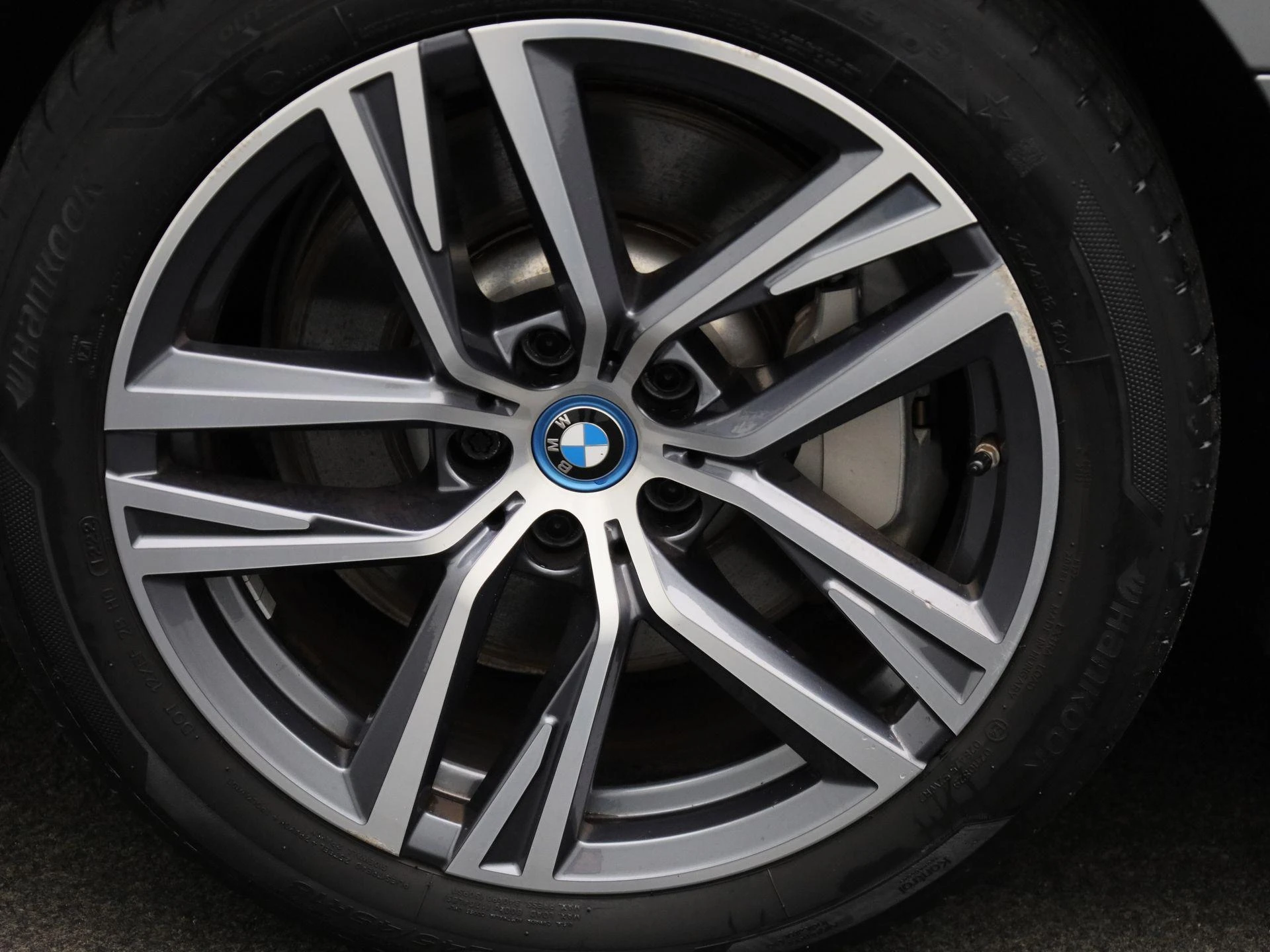 BMW-i4-image-13