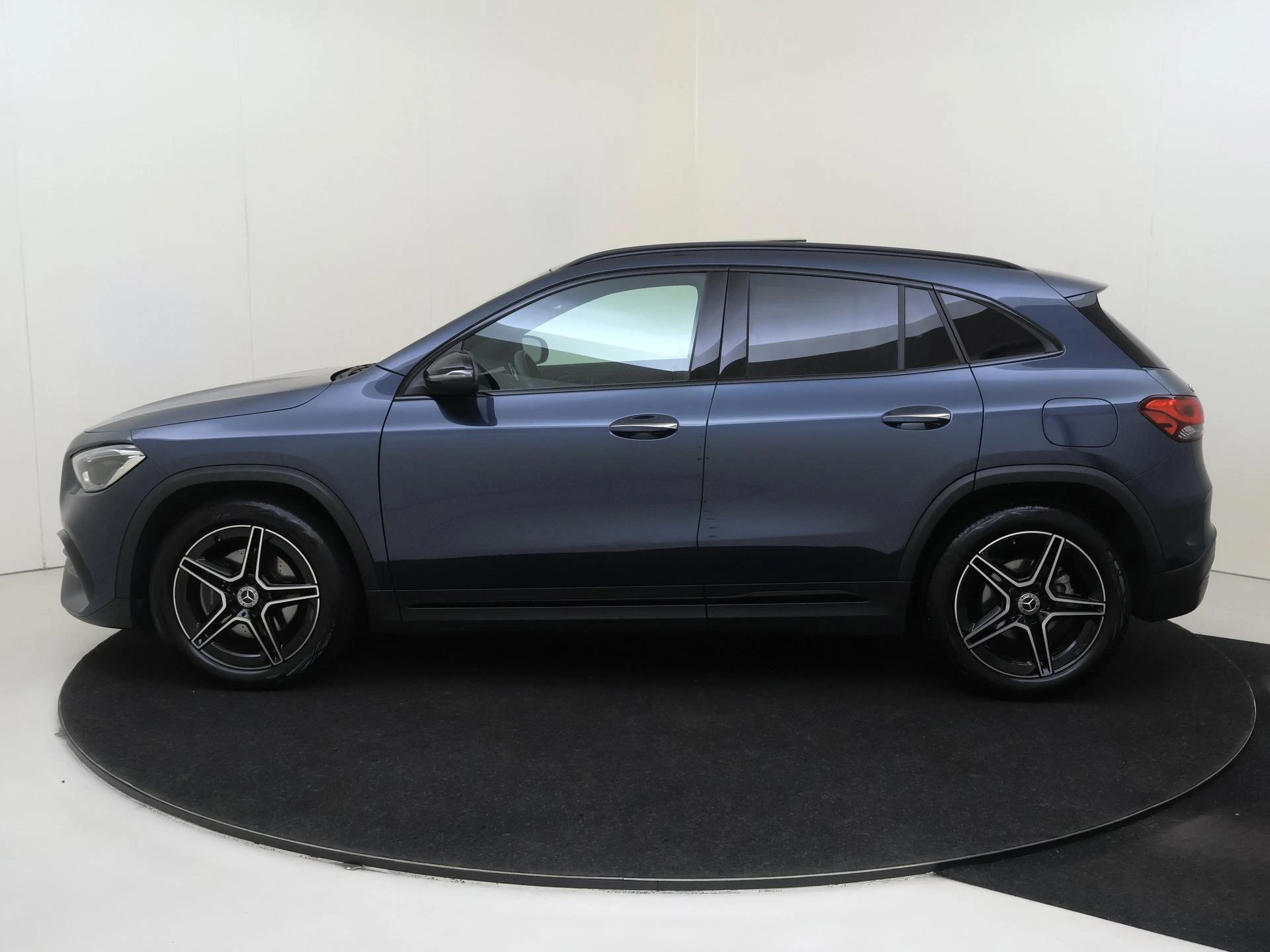 Mercedes-Benz-GLA-image-7