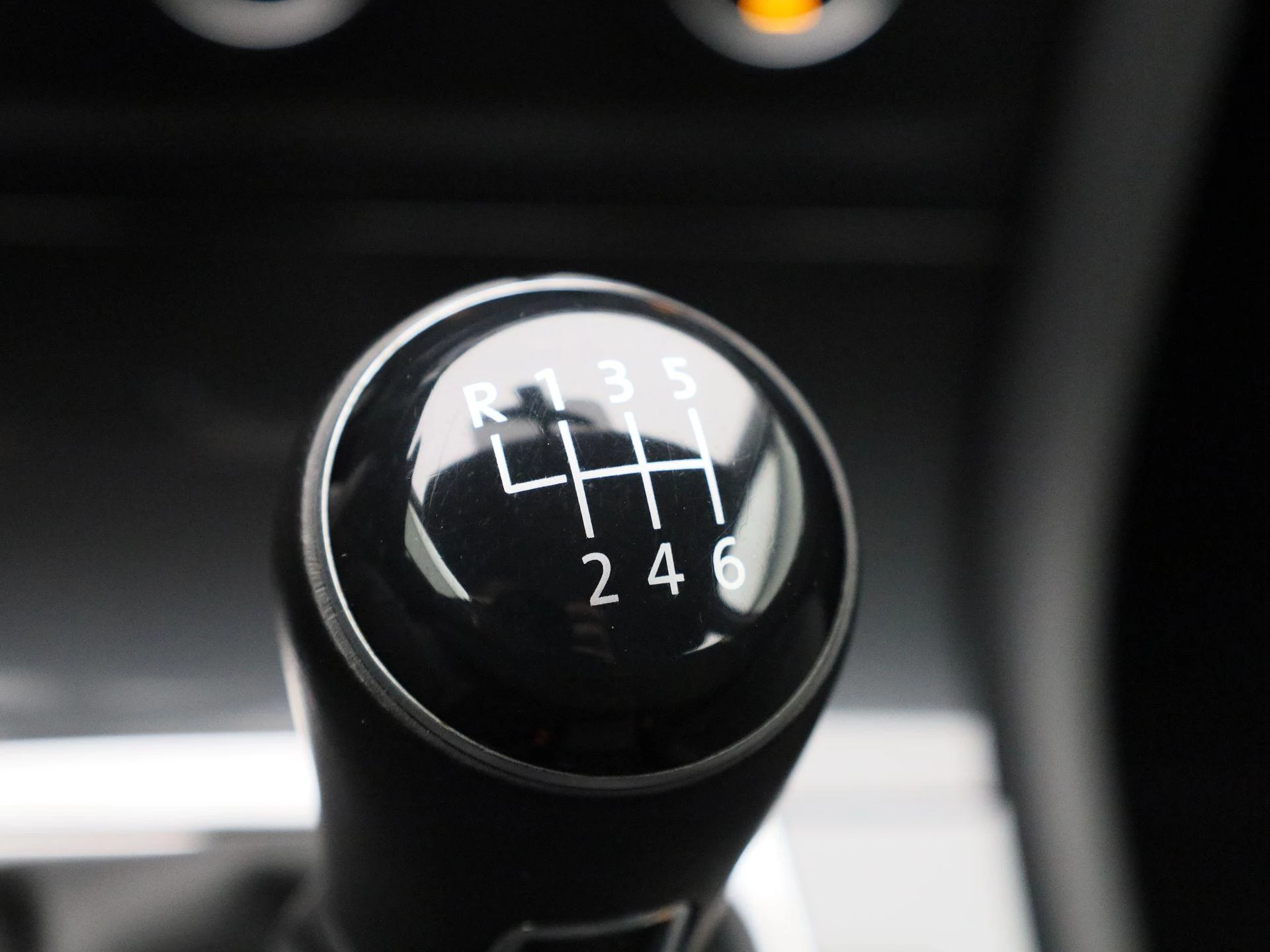 Volkswagen-Golf-image-23