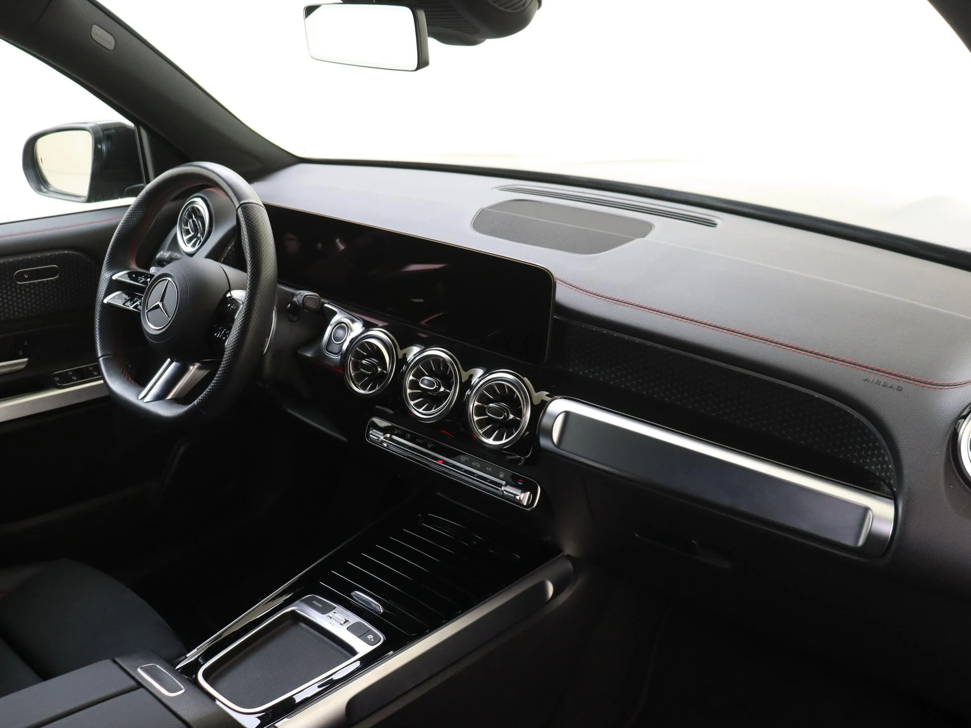 Mercedes-Benz-EQB-image-4