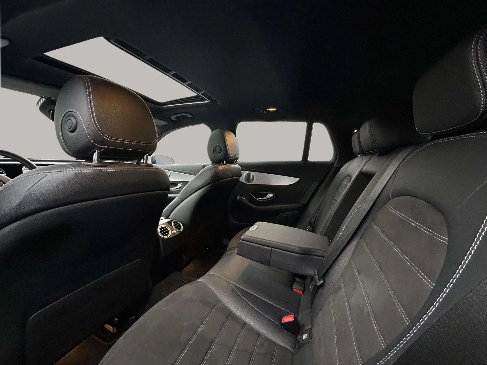 Mercedes-Benz-EQC-image-15