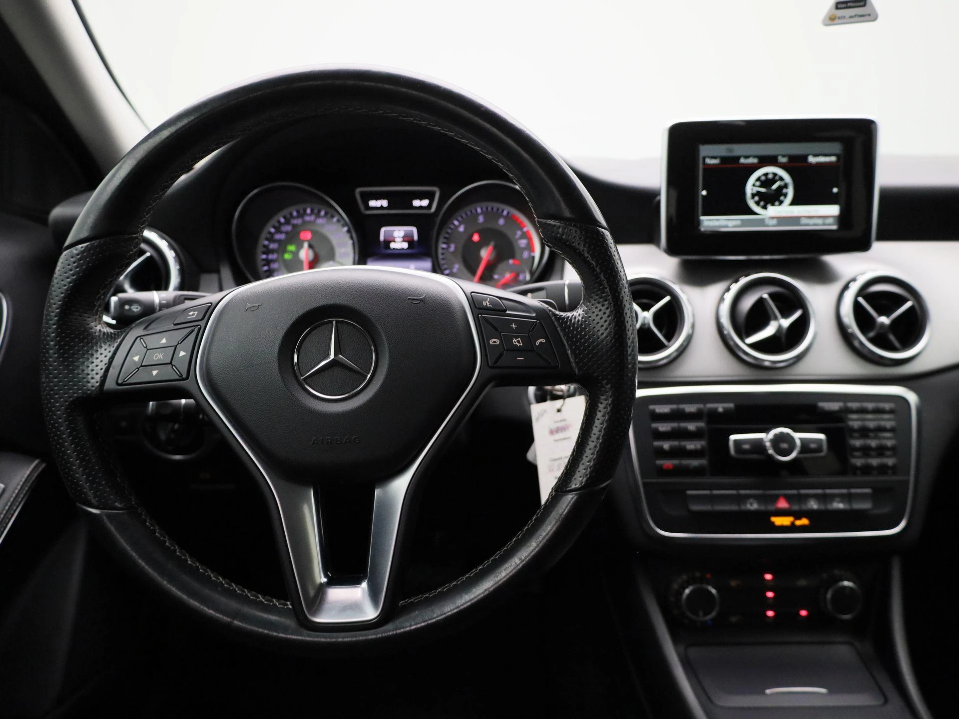 Mercedes-Benz-GLA-image-6