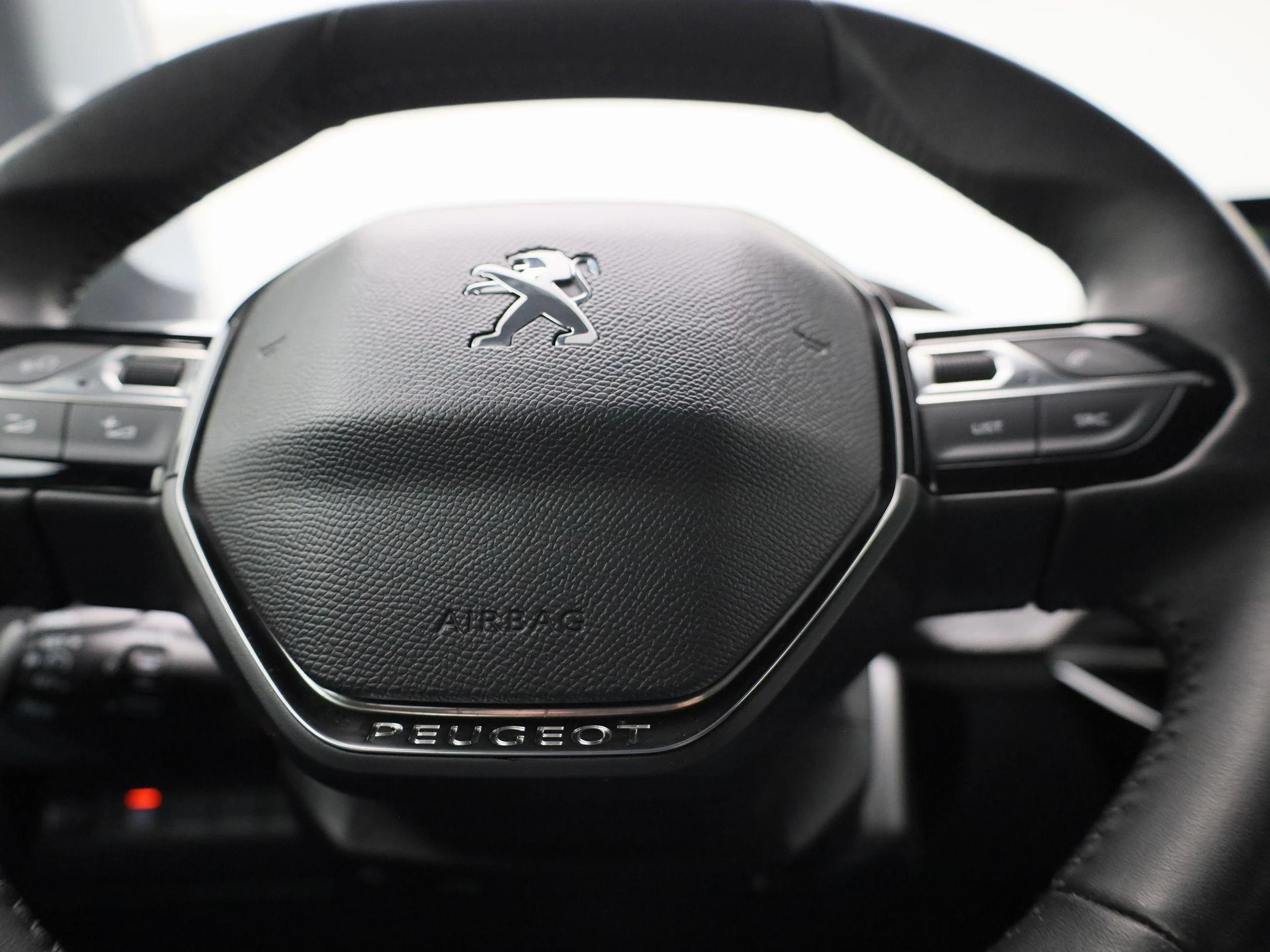 Peugeot-e-208-image-30