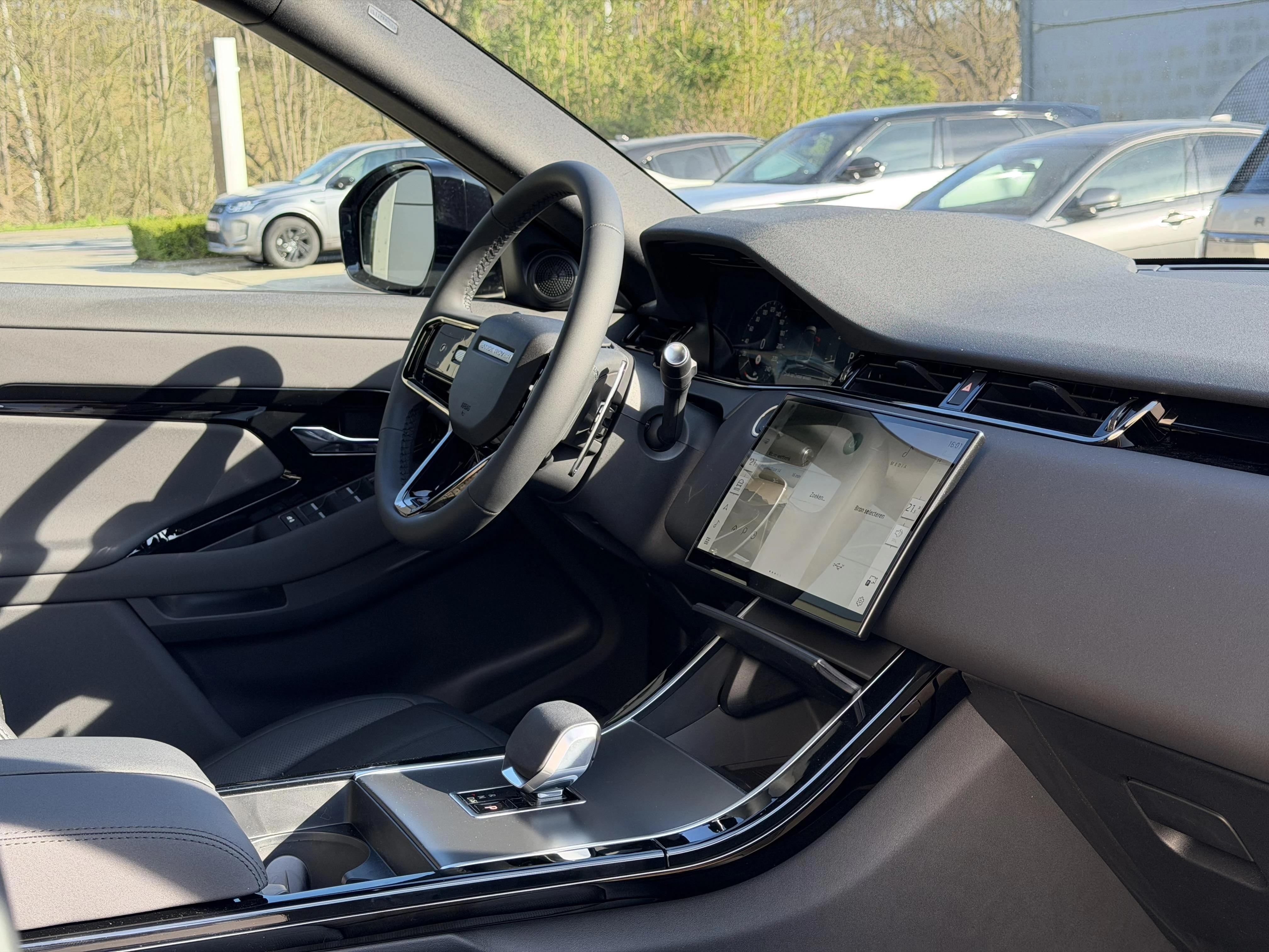 Land Rover-Range Rover Evoque-image-9