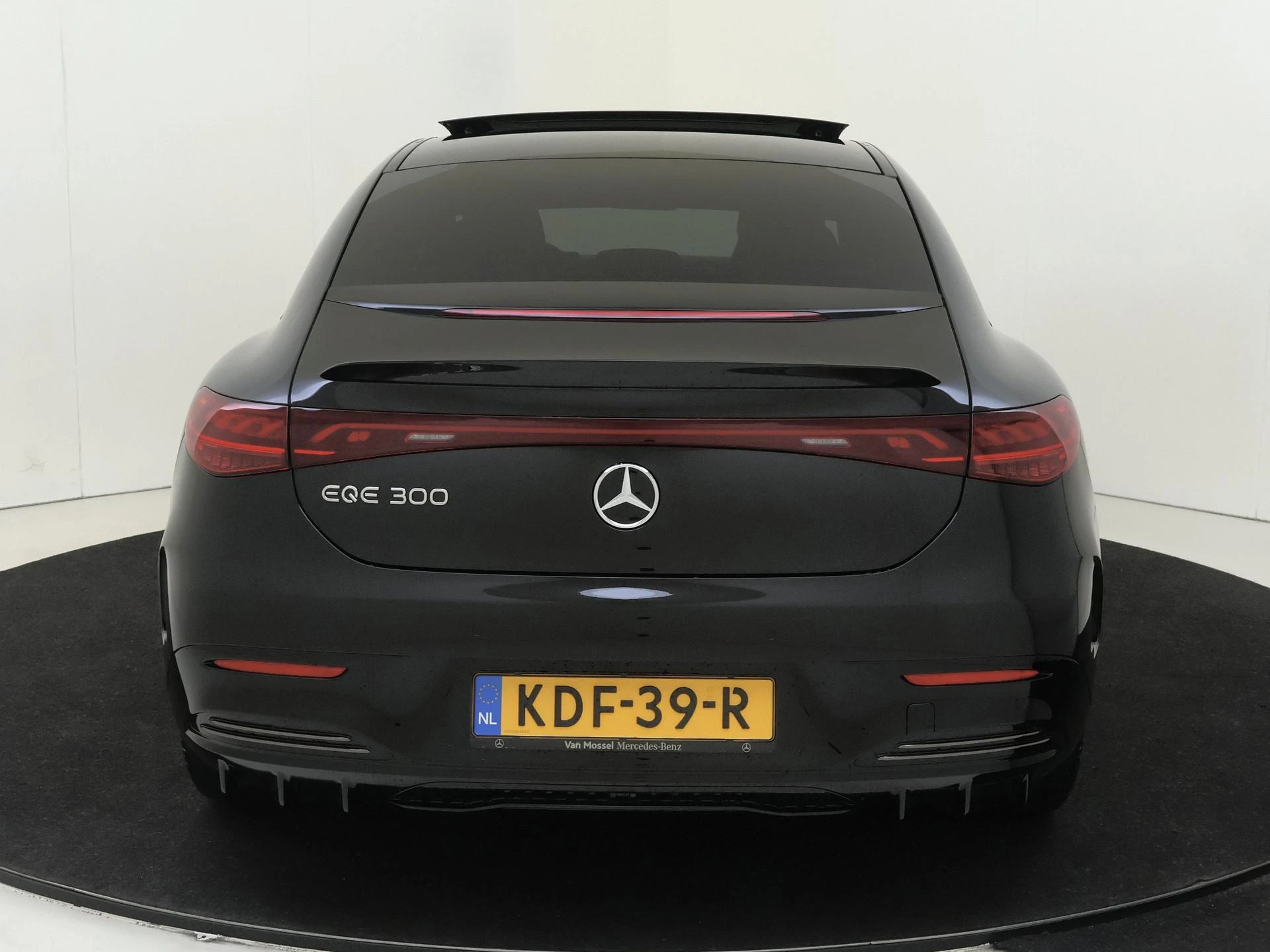 Mercedes-Benz-EQE-image-6