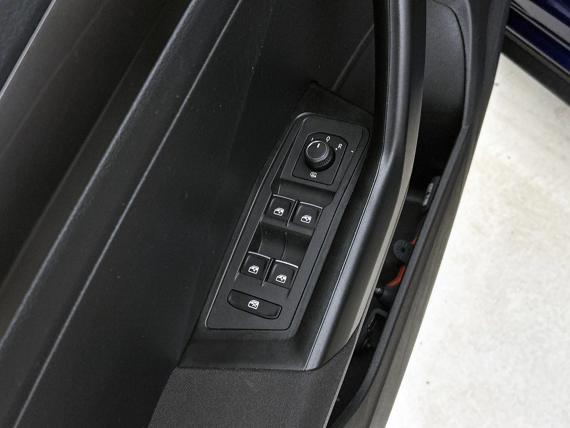 Volkswagen-T-Roc-image-28