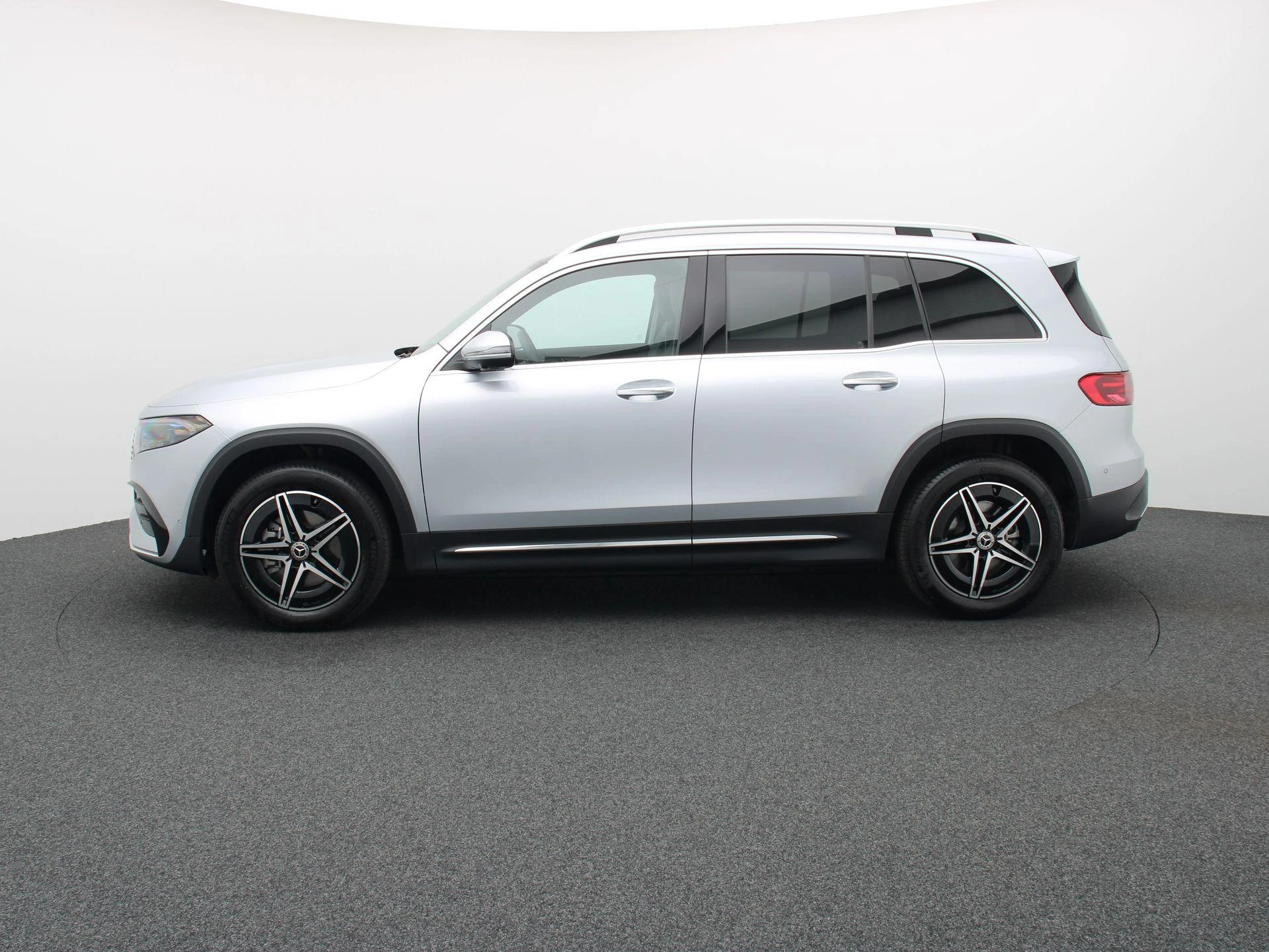 Mercedes-Benz-EQB-image-3
