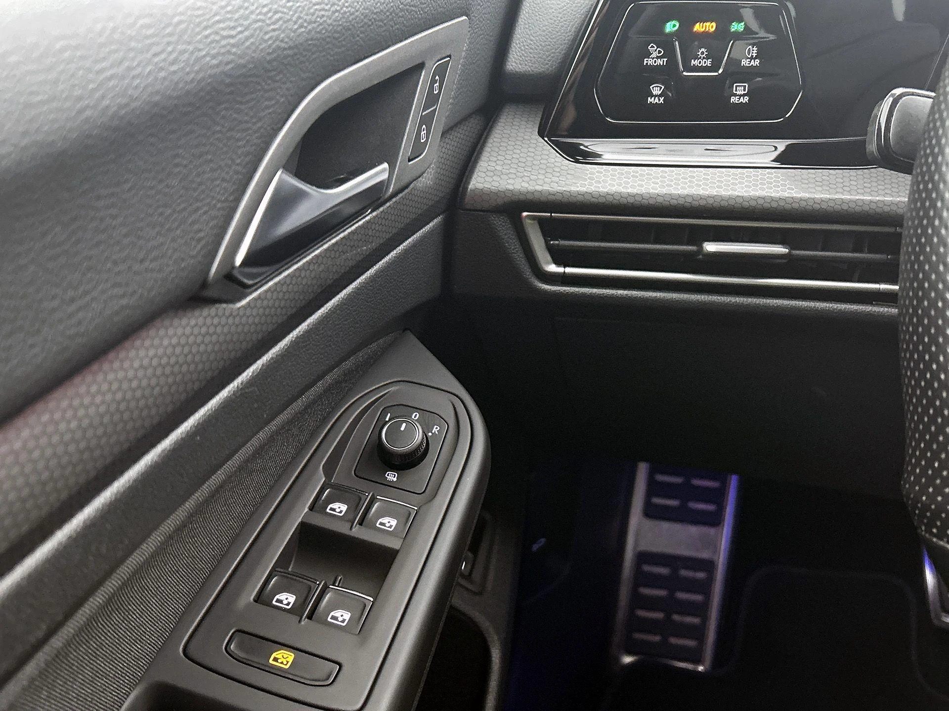 Volkswagen-Golf-image-31