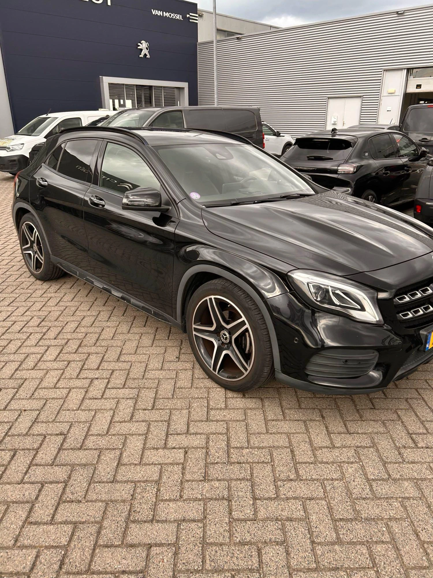 Mercedes-Benz-GLA-image-12