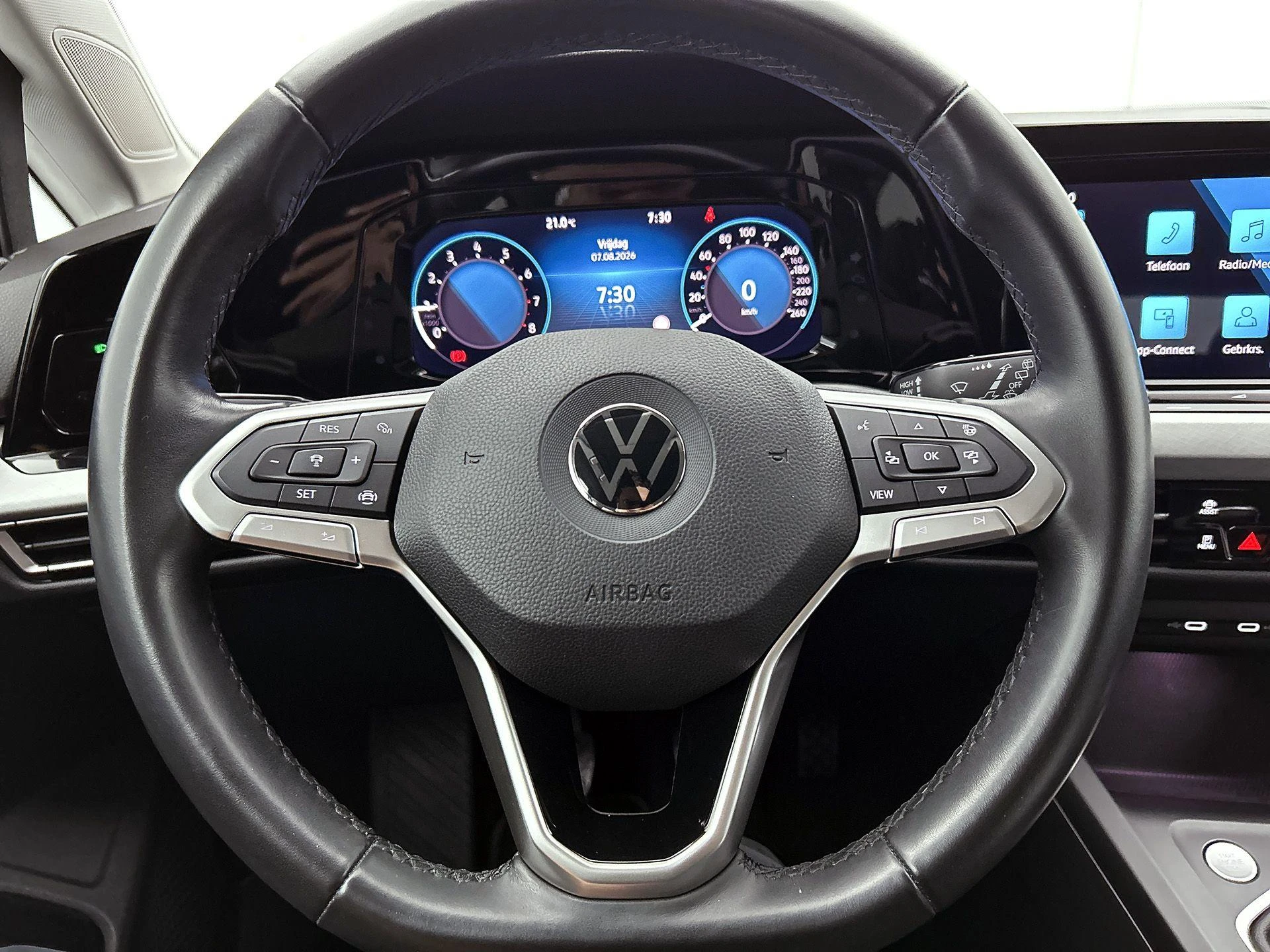 Volkswagen-Golf-image-29