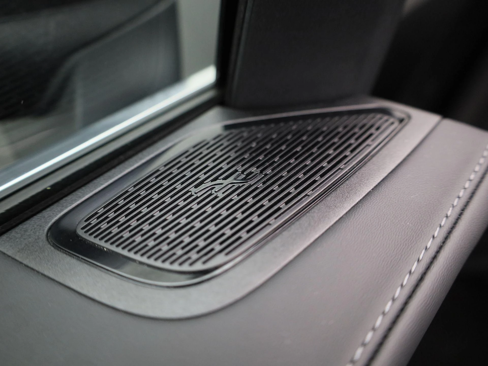 Mercedes-Benz-GLC-image-37