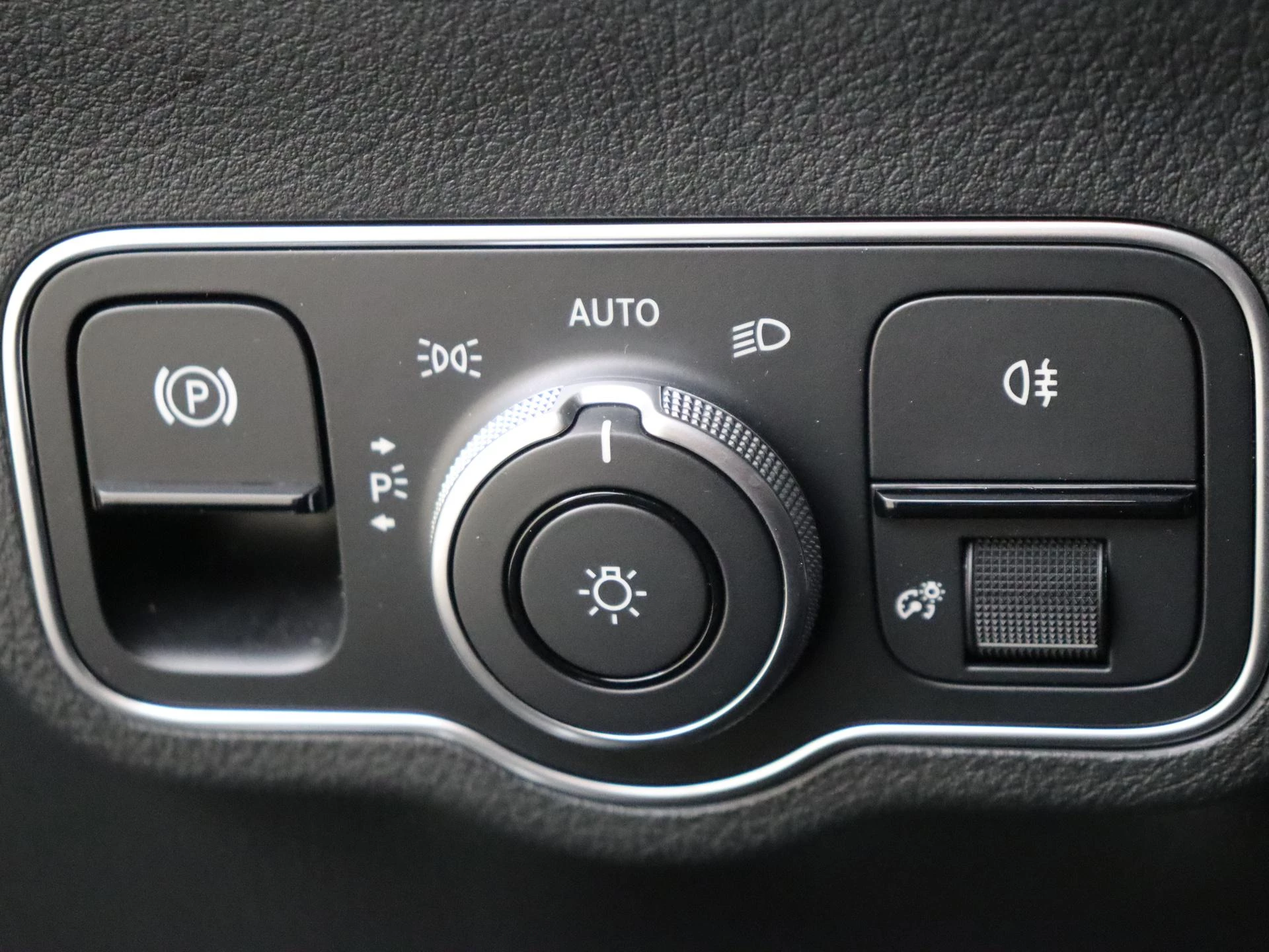 Mercedes-Benz-EQA-image-28