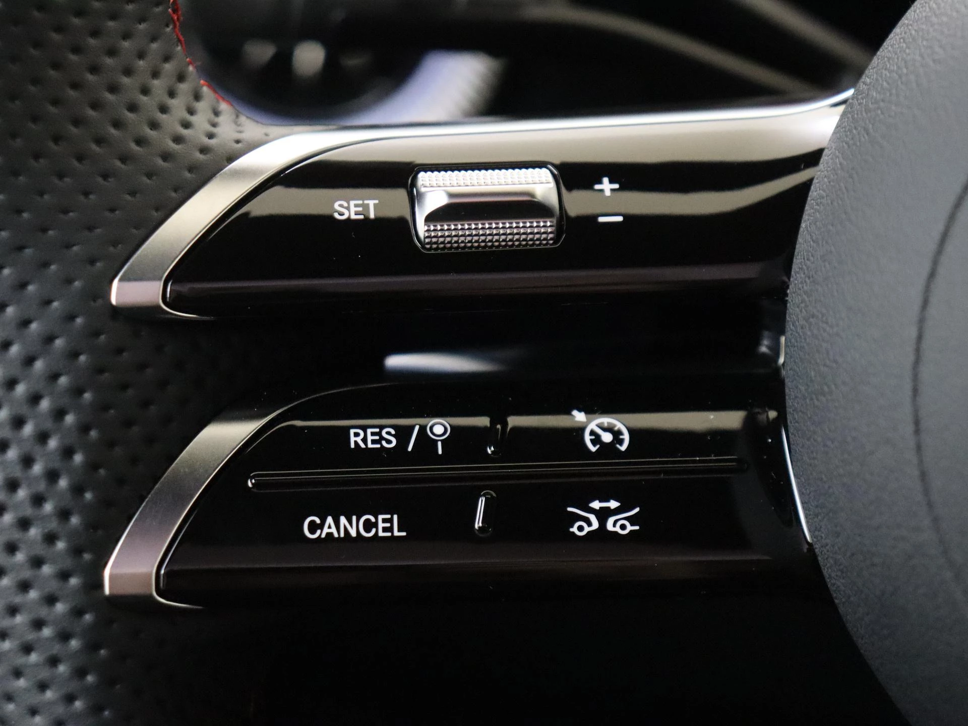 Mercedes-Benz-CLA-image-12