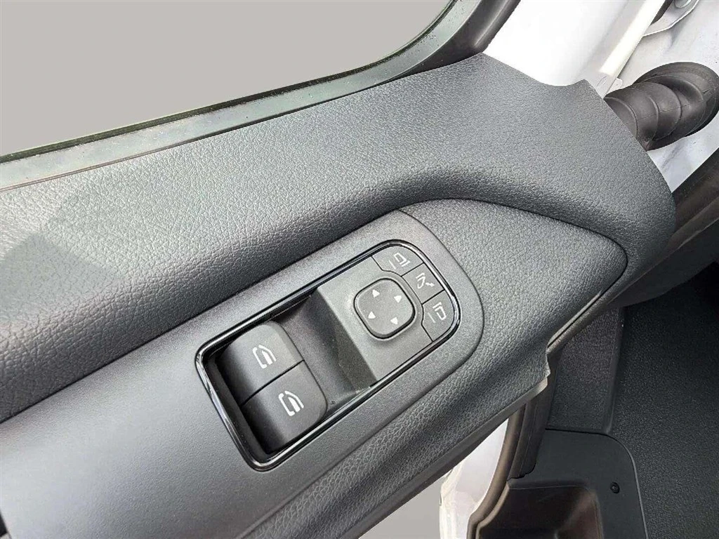 Mercedes-Benz-Sprinter-image-23